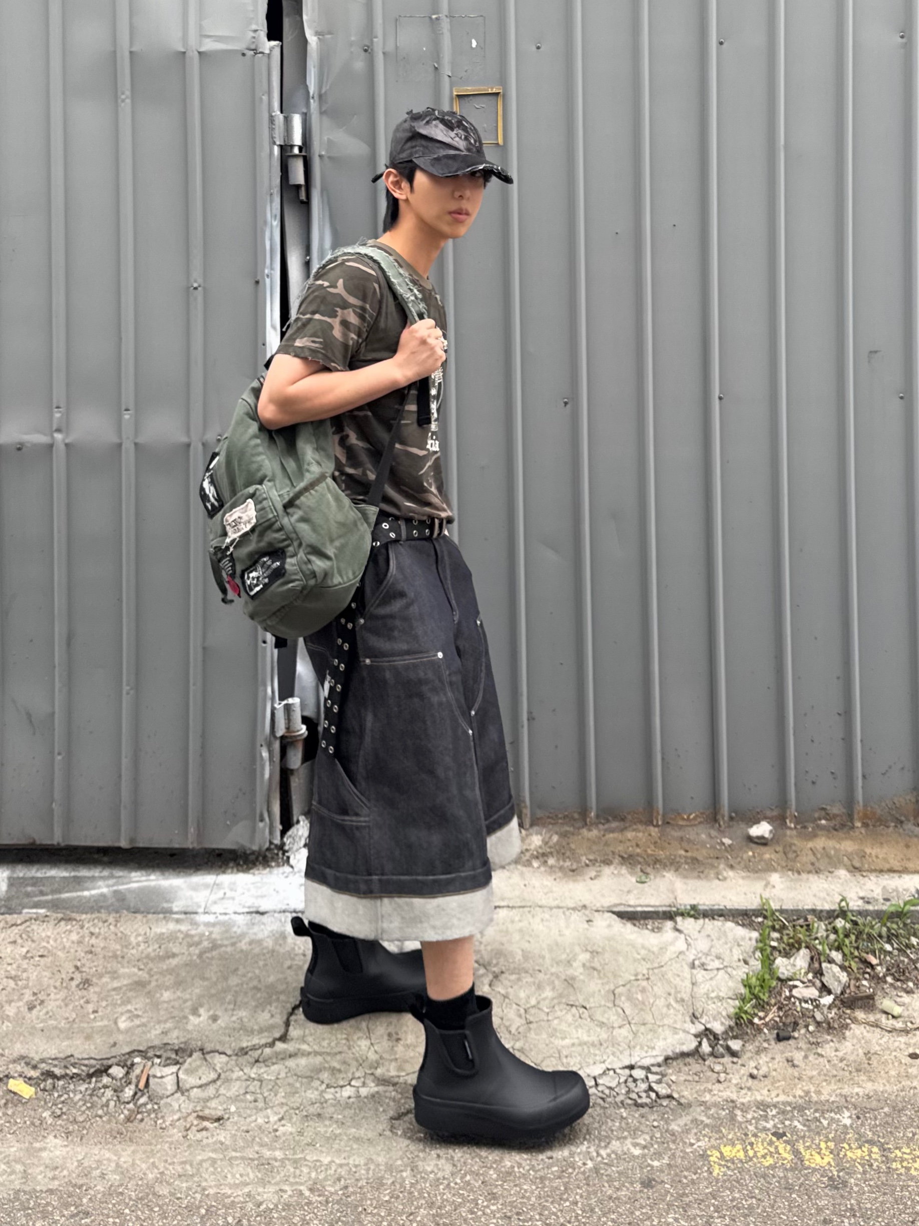 GRAILZ x KOIN SEOUL Carpenter Bermuda Denim Pants Indigo, Kamien x MJD Double Hole Belt Black Shearling Calfskin 착용 스타일 - 1
