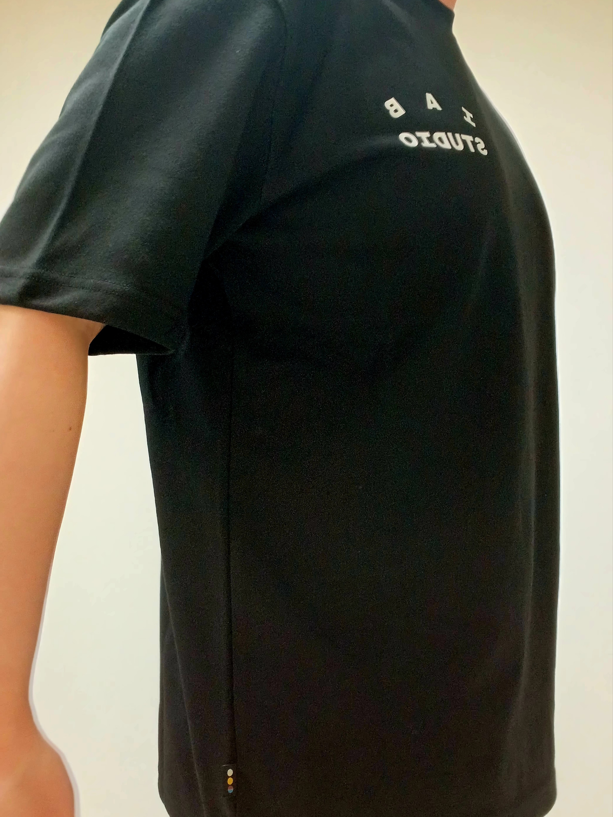 IAB Studio Basic T-Shirt Black White 착용 스타일 - 9