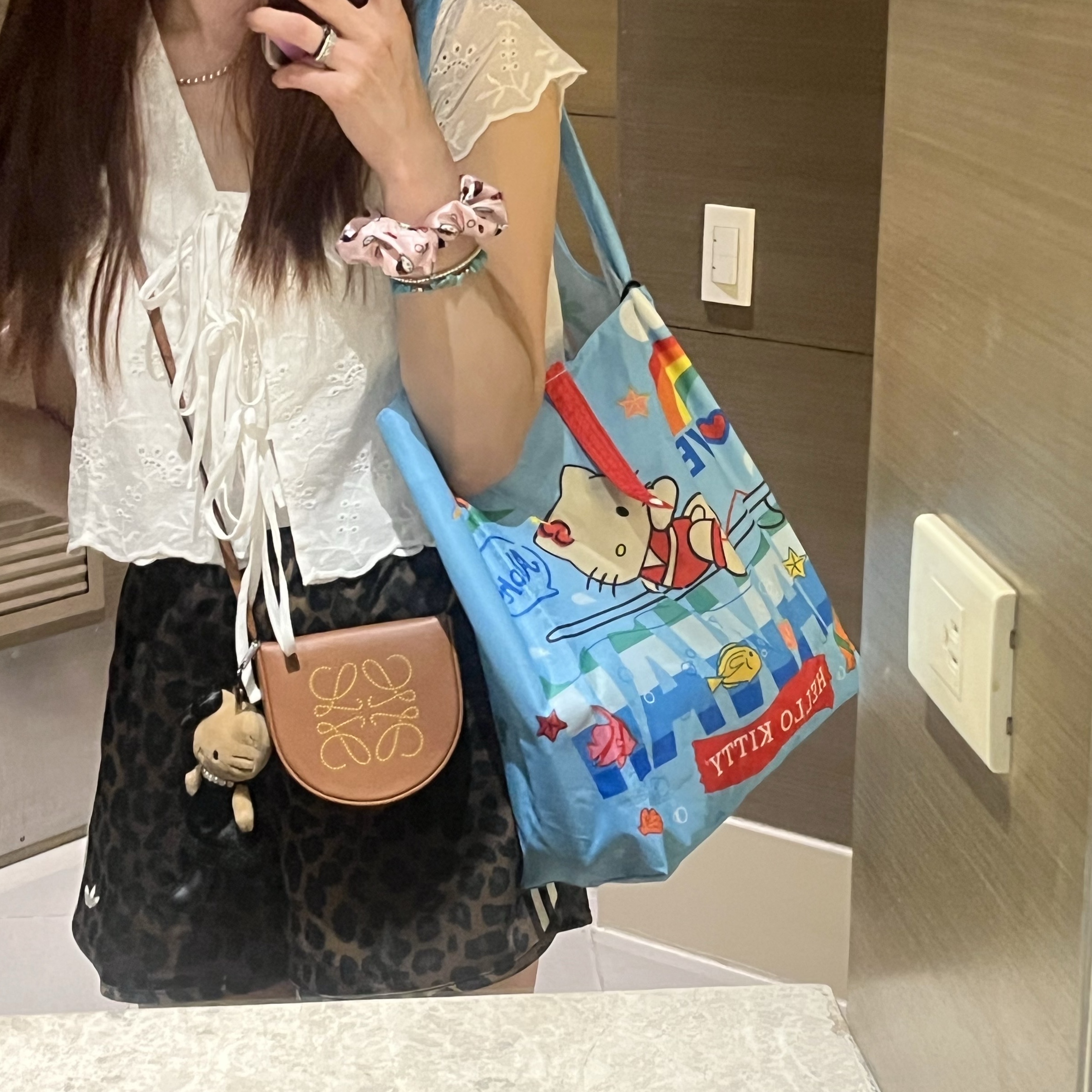 (W) Adidas Originals Satin Shorts Multicolor Bronze Strata - KR Sizing, Sanrio Hello Kitty Foldable Tote Bag Ocean 착용 스타일 - 1