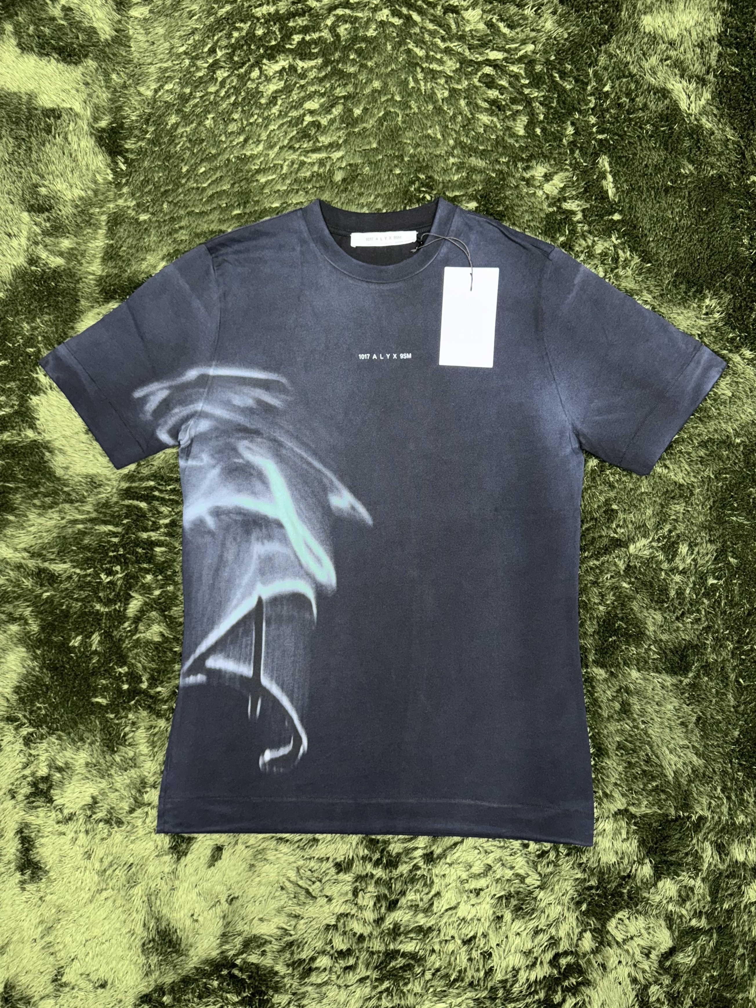 1017 Alyx 9SM Graphic S/S T-Shirt Black 착용 스타일 - 1