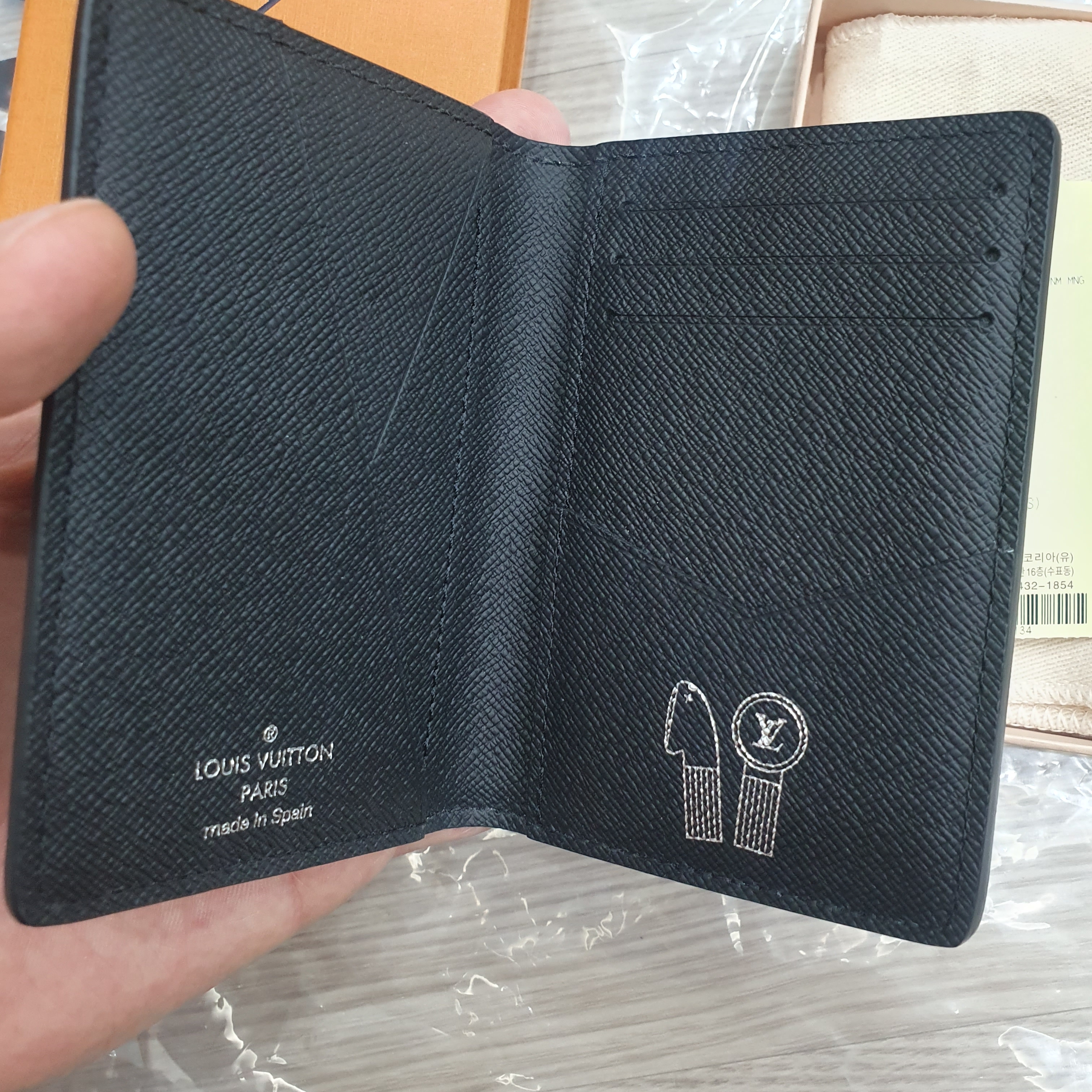 Louis Vuitton Pocket Organizer Gradient Black 착용 스타일 - 3