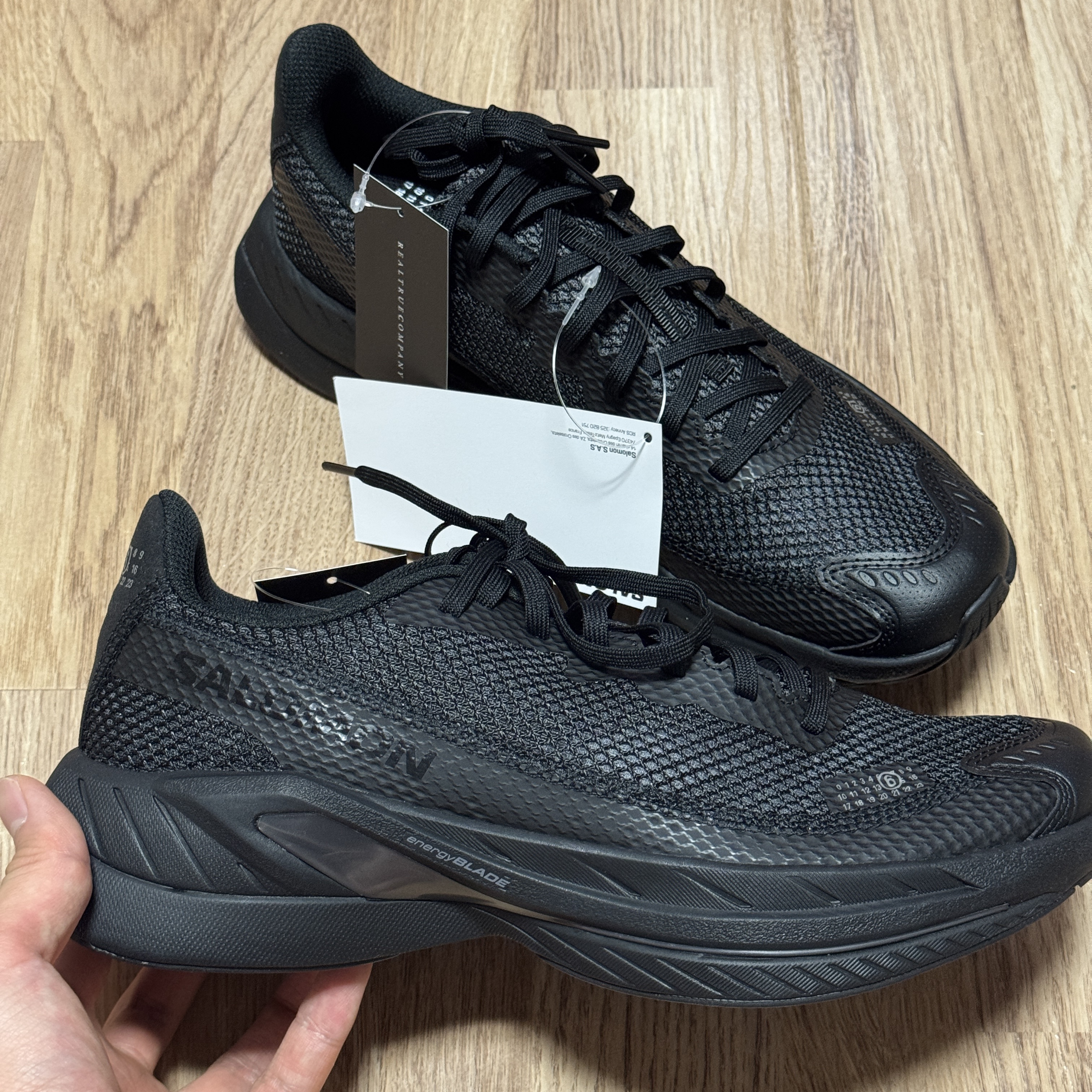 Salomon x MM6 Maison Margiela Spectur 2 Black Pewter 착용 스타일 - 2