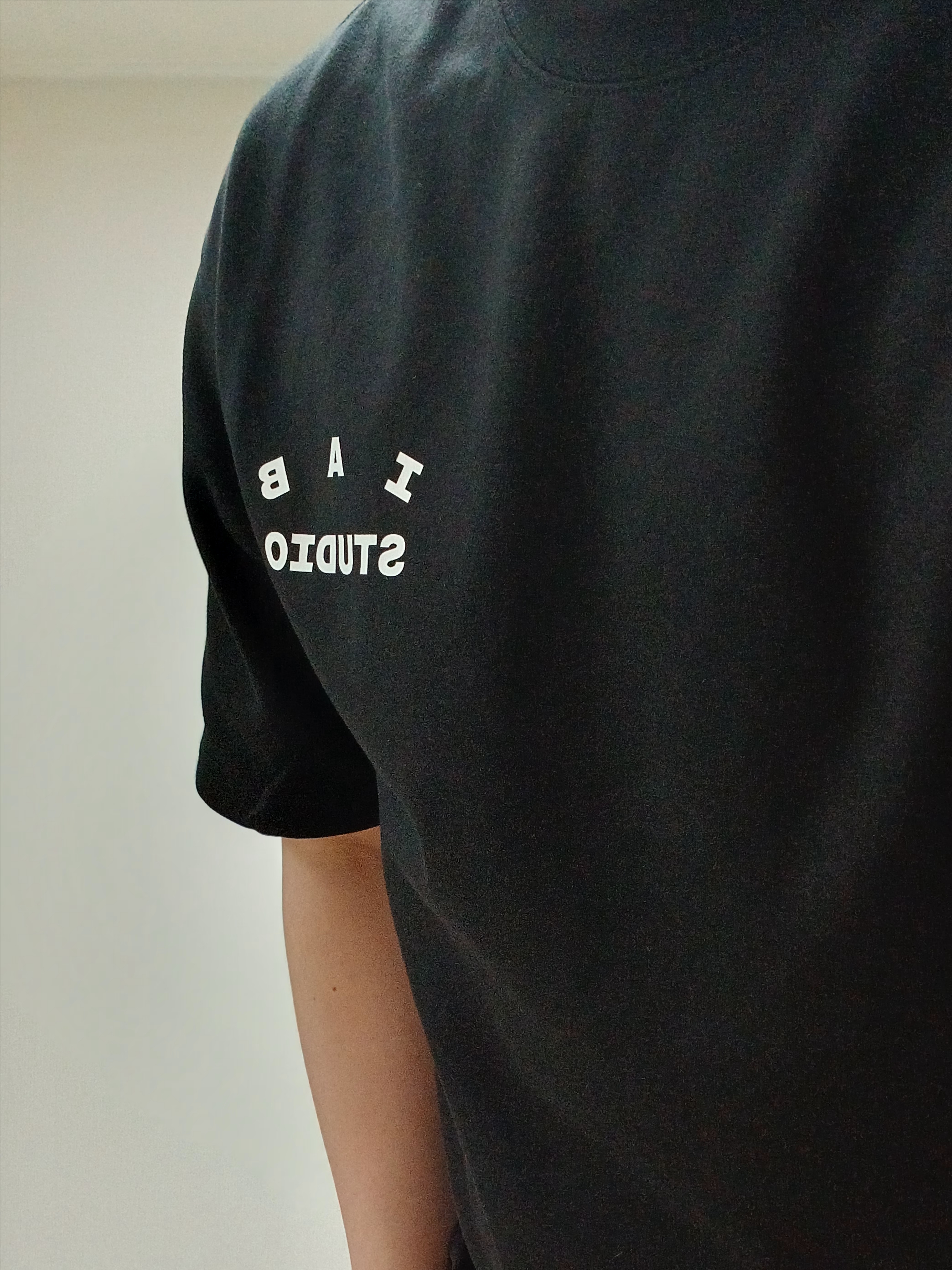 IAB Studio Basic T-Shirt Black White 착용 스타일 - 4