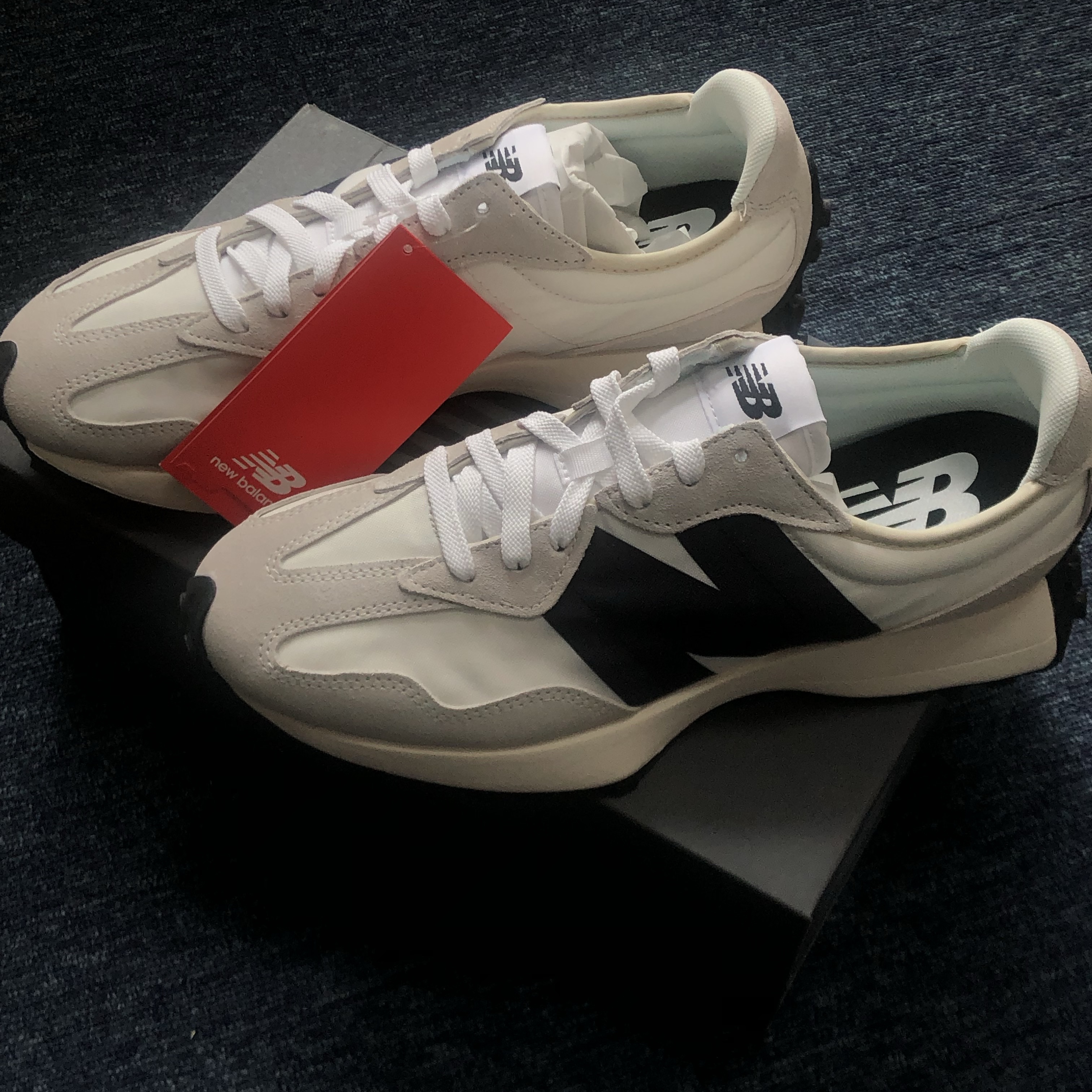 New Balance 327 White Black 착용 스타일