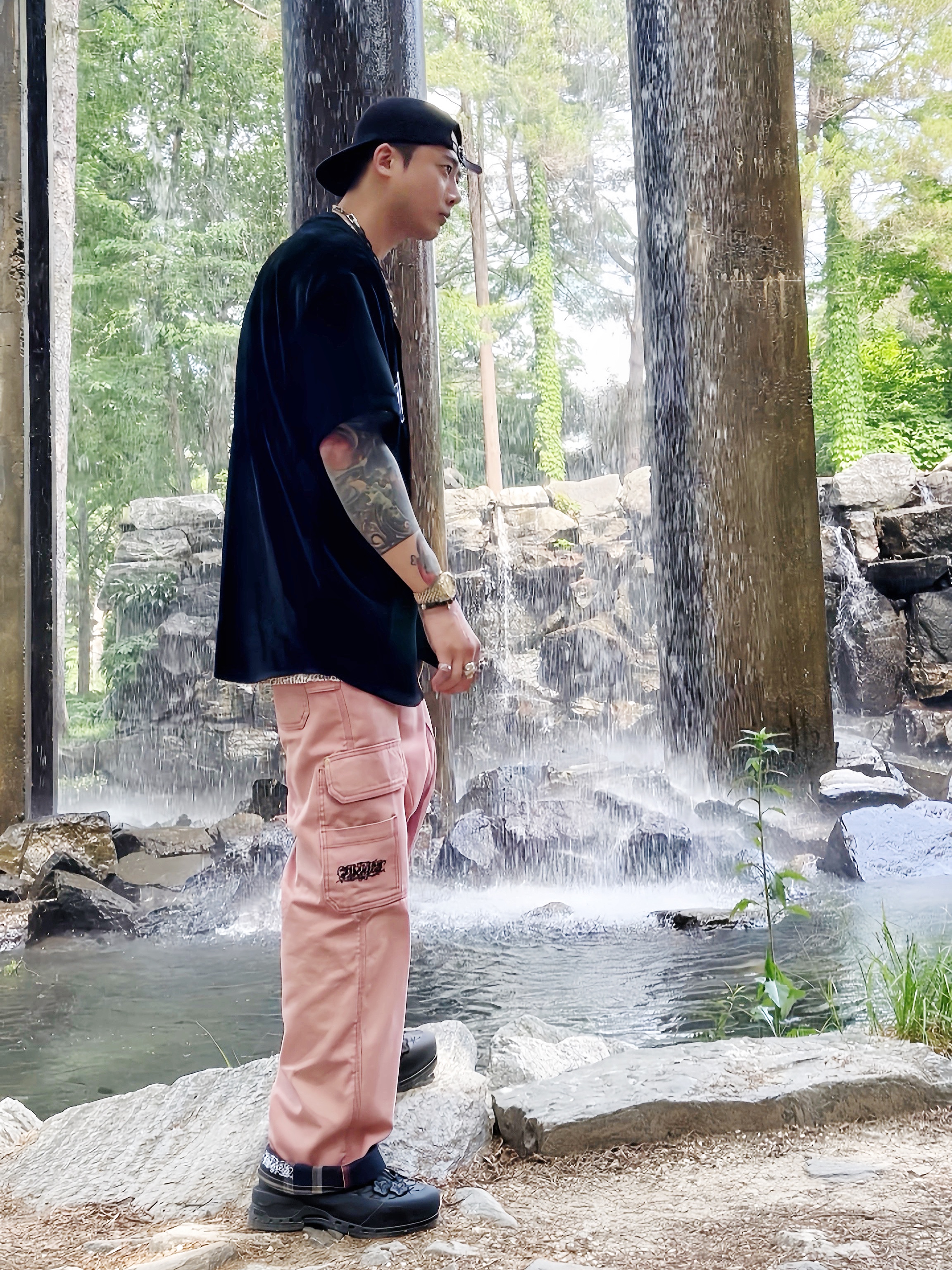 Supreme Harris Tweed Camp Cap Black - 25SS, Supreme Leopard Silk S/S Shirt Pink - 22SS 착용 스타일 - 1