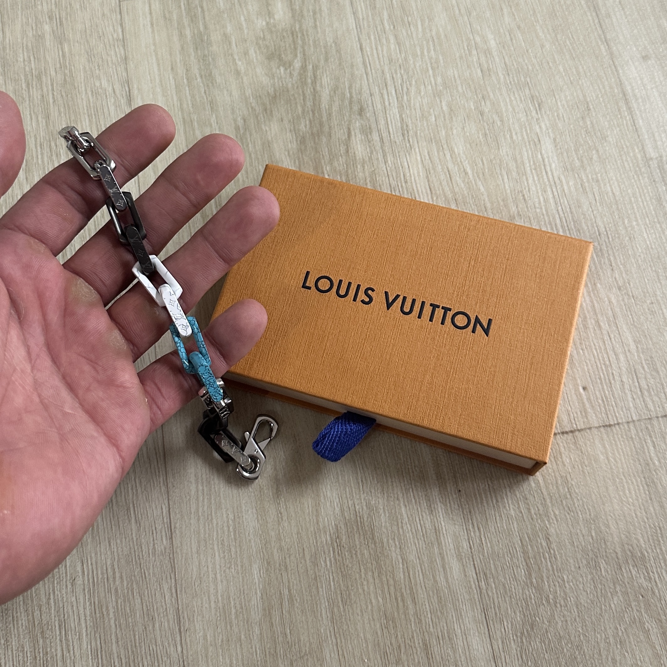 Louis Vuitton Monogram Chain Bracelet Silver Multicolor, Louis Vuitton Monogram Chain Bracelet Silver Black 착용 스타일 - 1