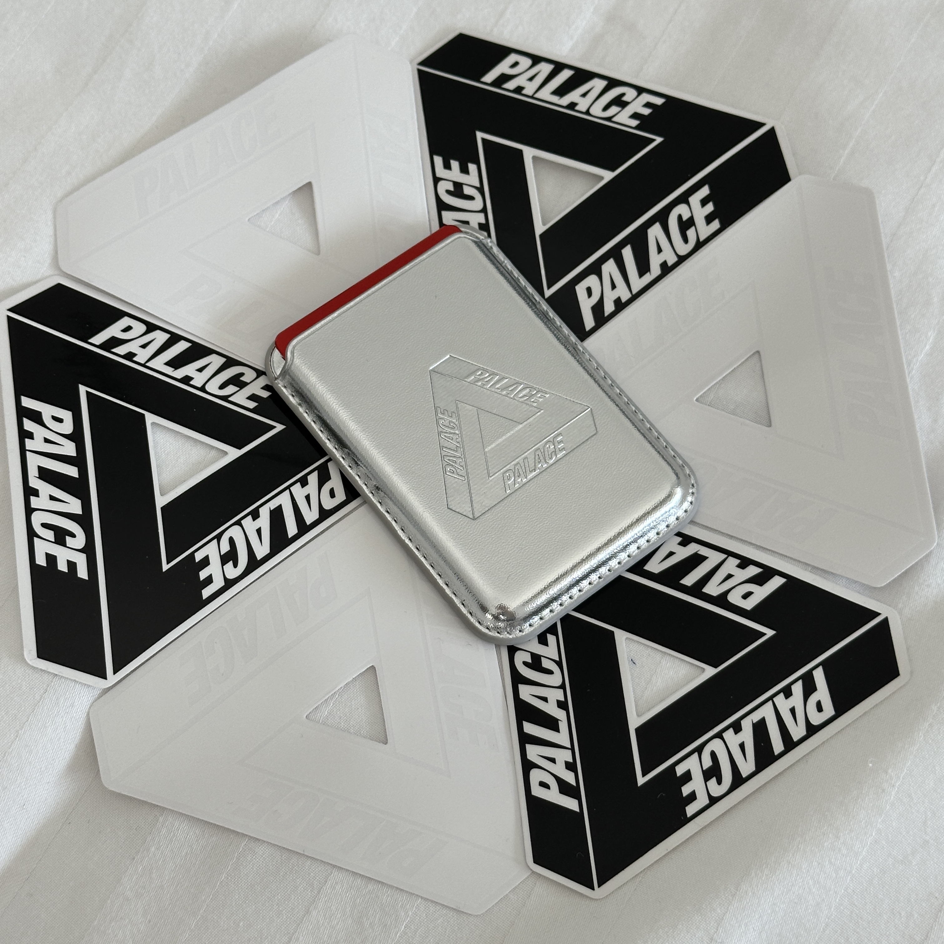 Palace Magsafe Wallet Silver - 25SS 착용 스타일