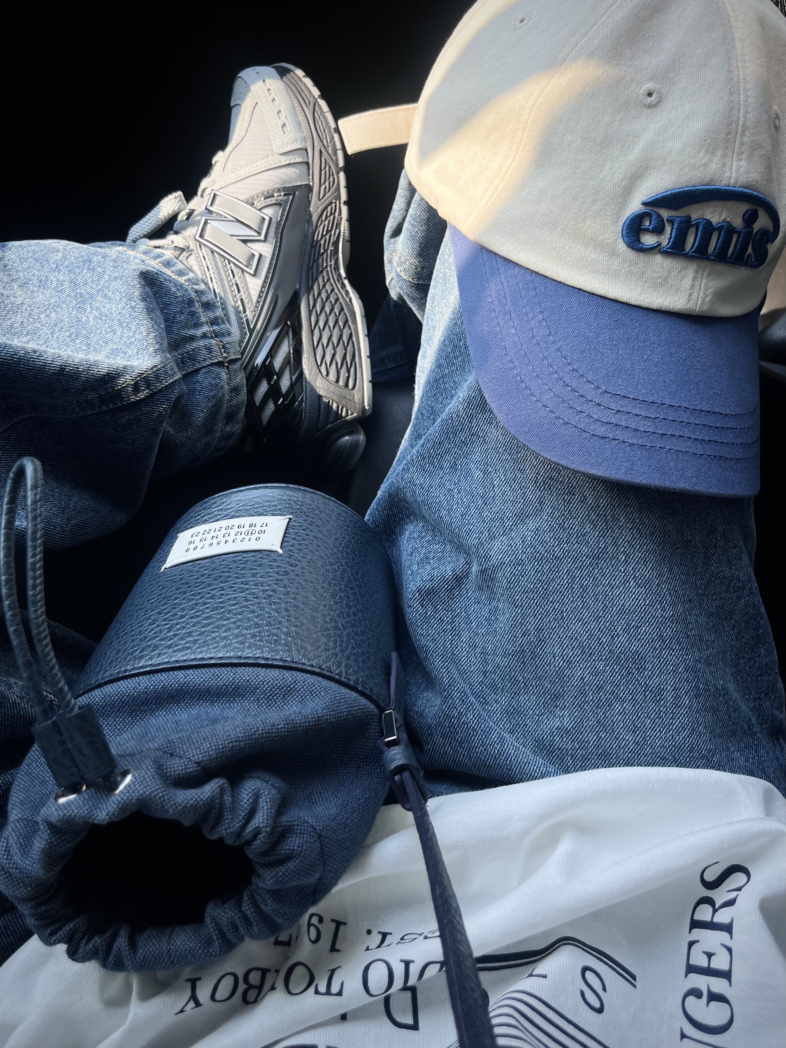 Maison Margiela 5AC Mini Bucket Bag Blue, New Balance 1906R Grey Black 착용 스타일