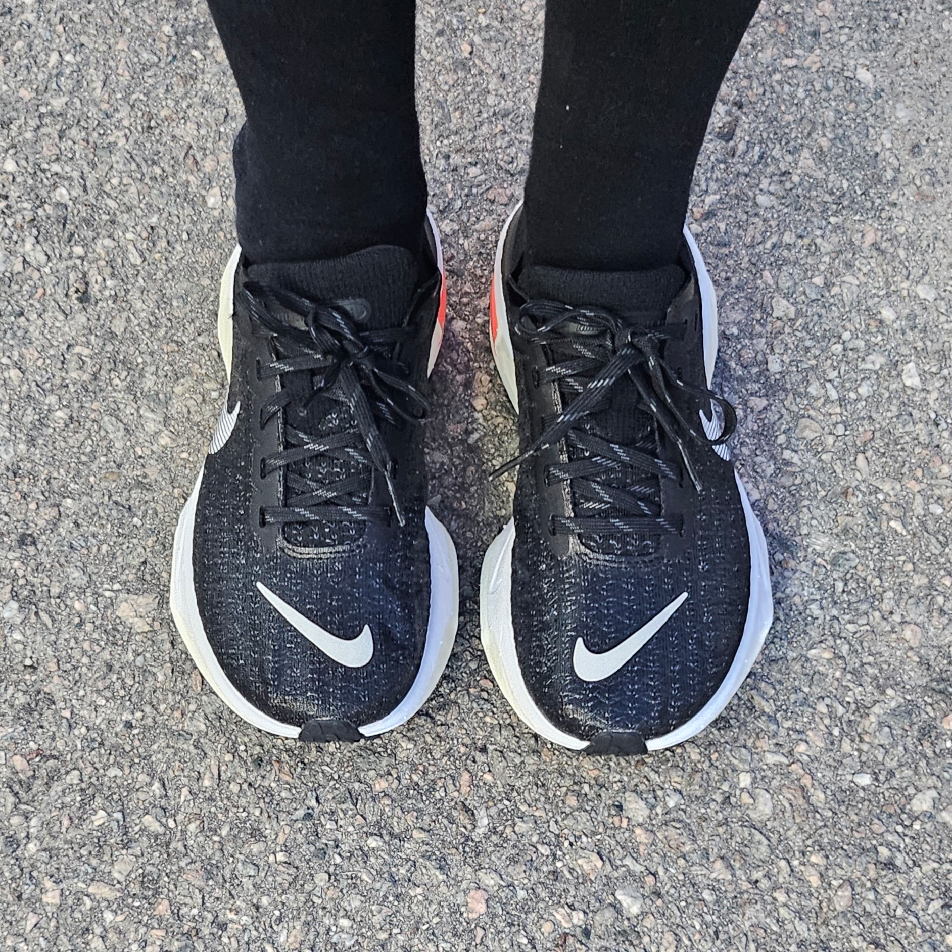 (W) Nike ZoomX Invincible Run Flyknit 3 Black White 착용 스타일 - 2