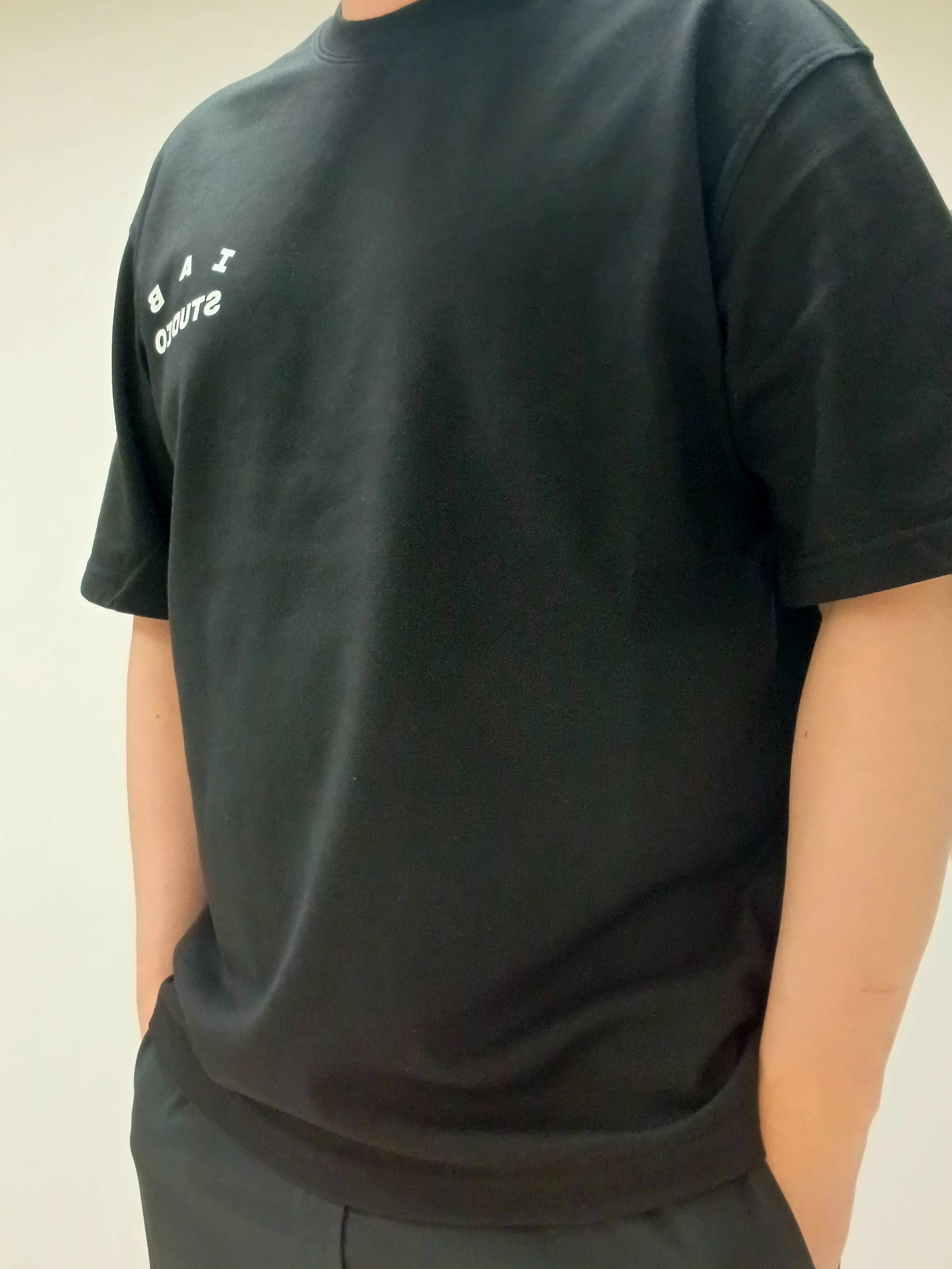 IAB Studio Basic T-Shirt Black White 착용 스타일 - 3