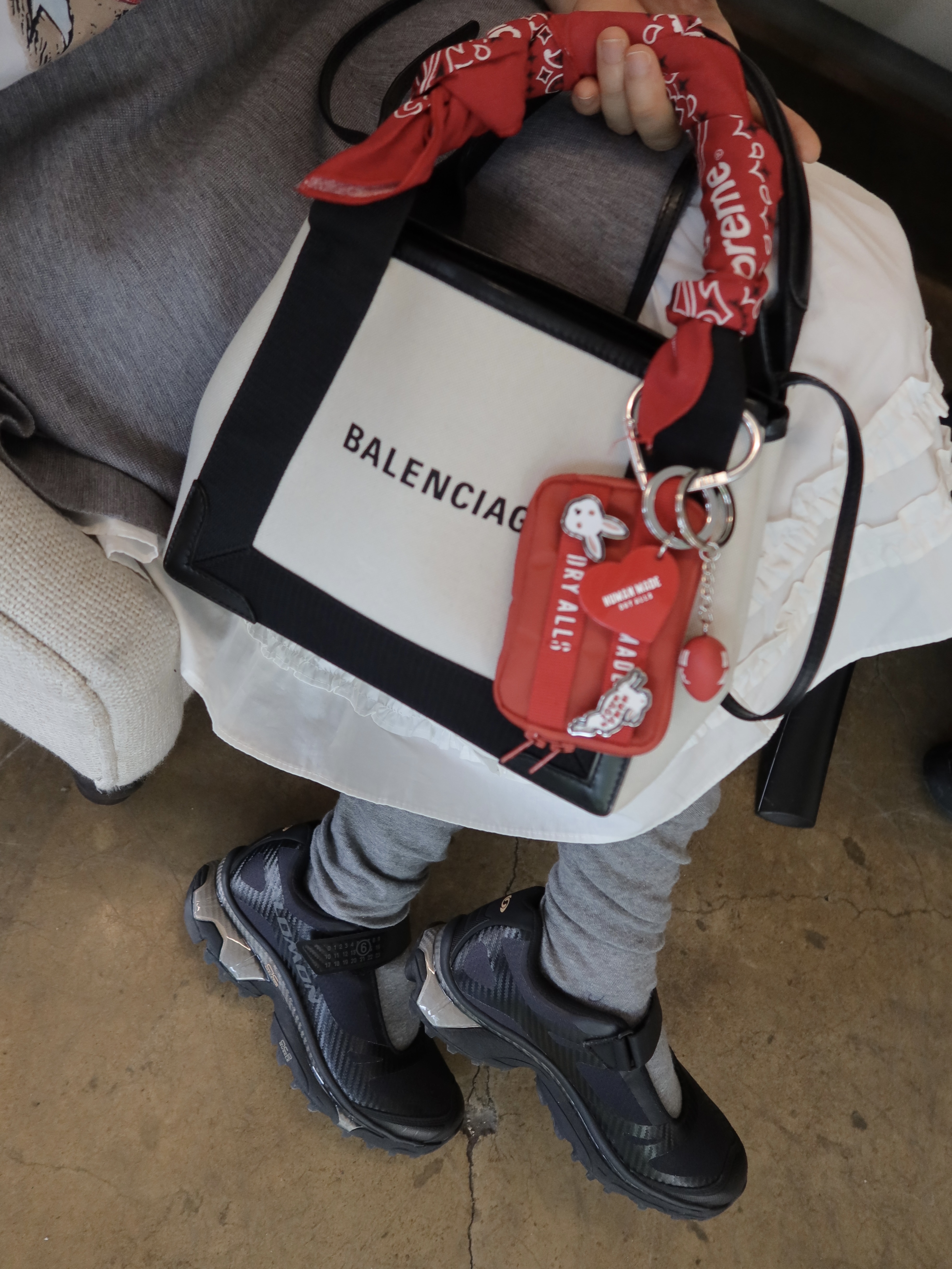 Balenciaga Navy XS Cabas Light Beige Black, Supreme Hav-A-Hank Bandanas Multicolor (Set of 3) - 24SS 착용 스타일