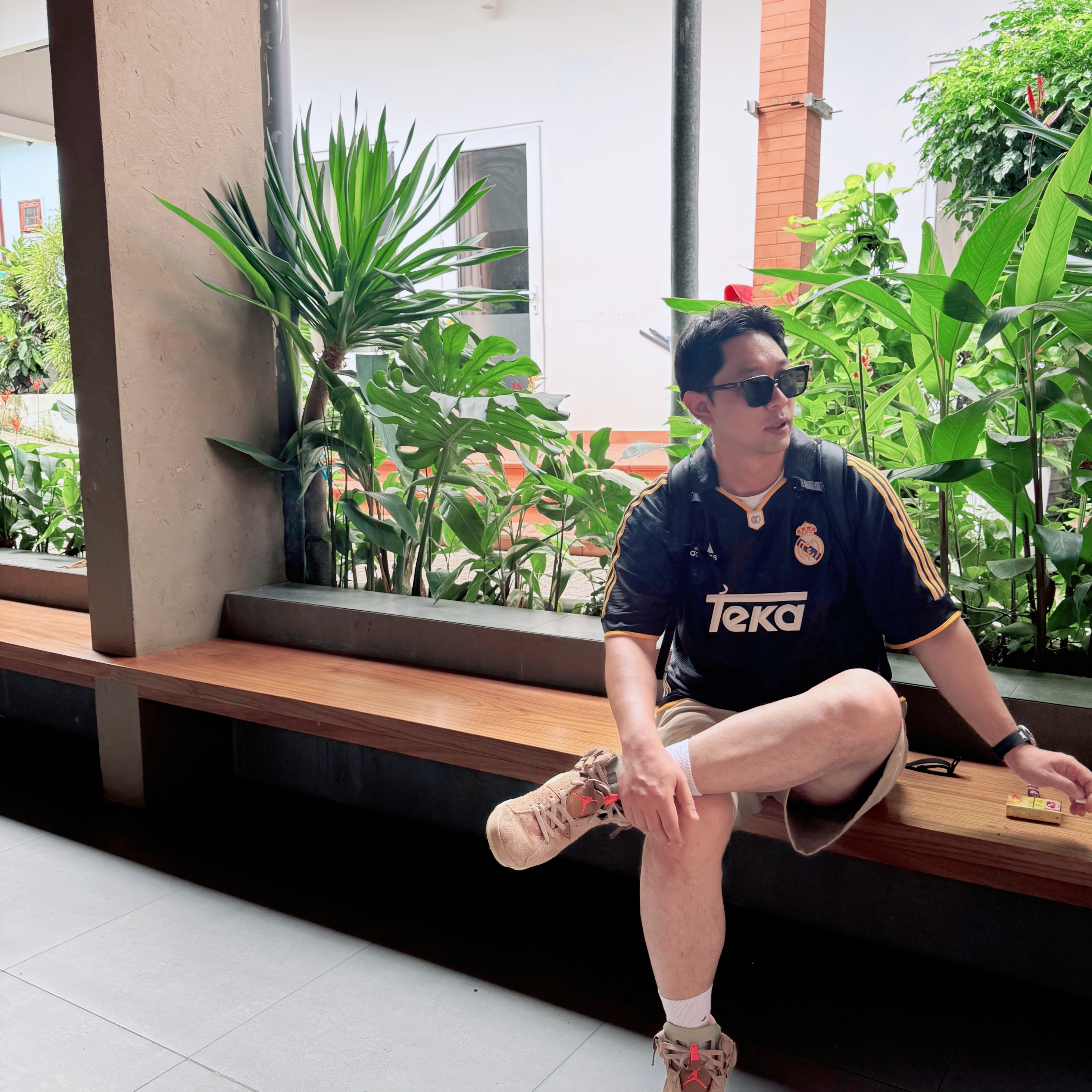 Adidas Real Madrid 99/00 Away Jersey Black - KR Sizing (Non Marking Ver.), Jordan 6 x Travis Scott Retro SP British Khaki 착용 스타일 - 1