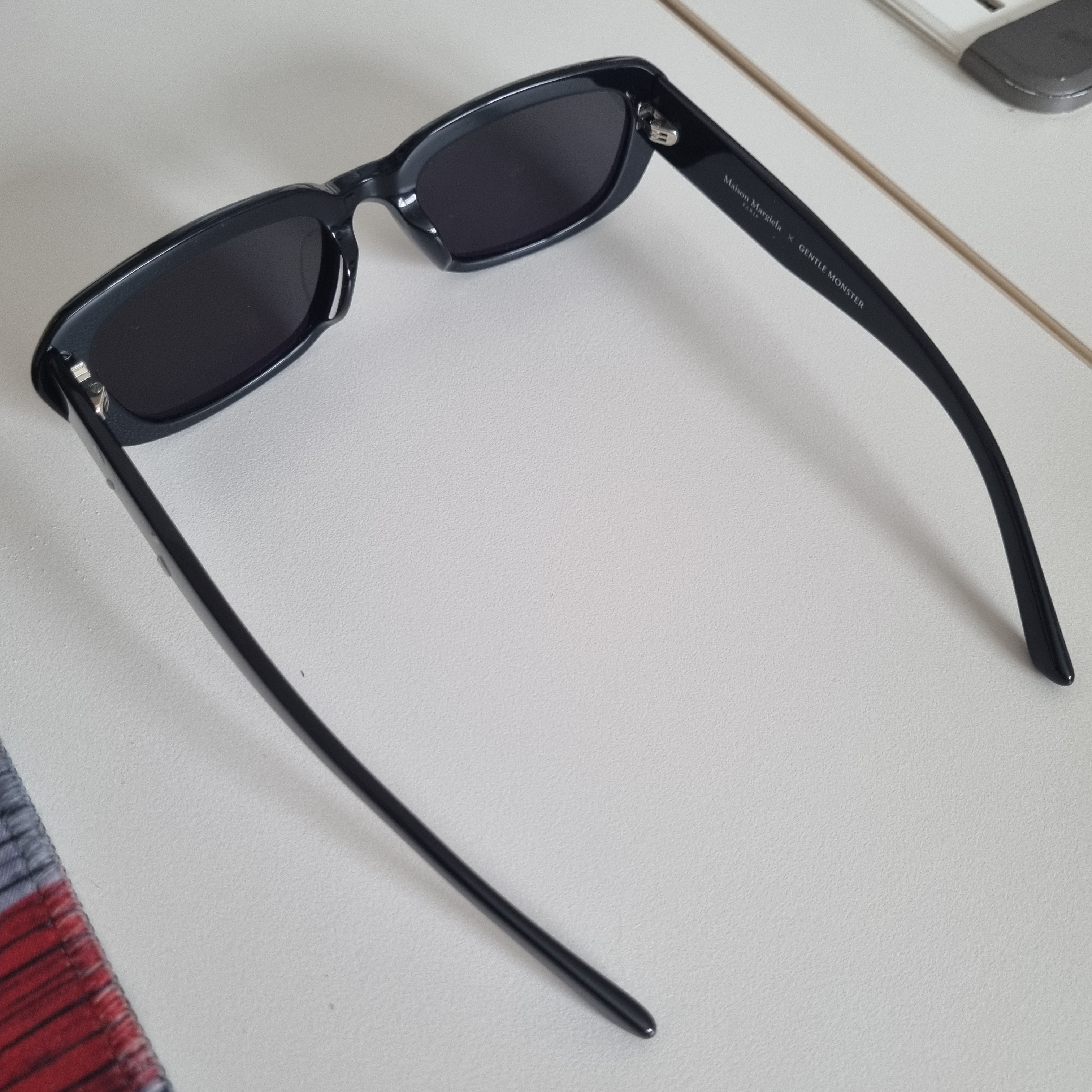 Gentle Monster x Maison Margiela MM207 Black Gray 착용 스타일 - 2