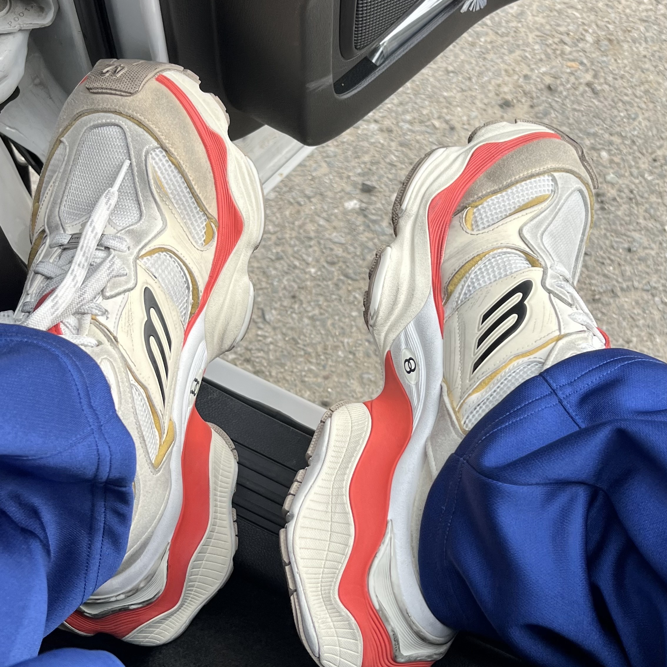 Needles H.D. Track Pants Poly Smooth Royal, Balenciaga Cargo Sneakers Beige Grey Red 착용 스타일