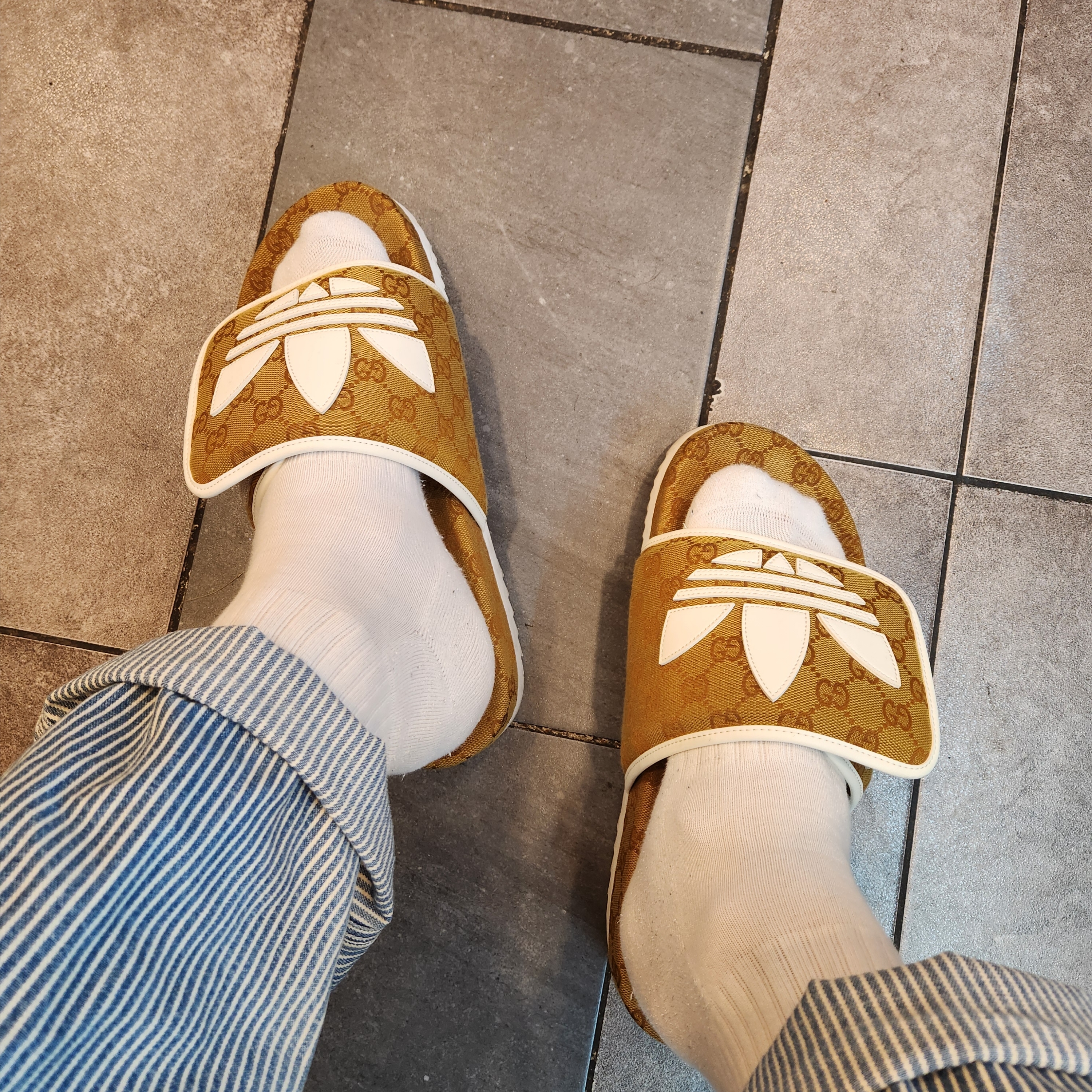 Gucci x Adidas Slide Sandal Mesa 착용 스타일 - 2