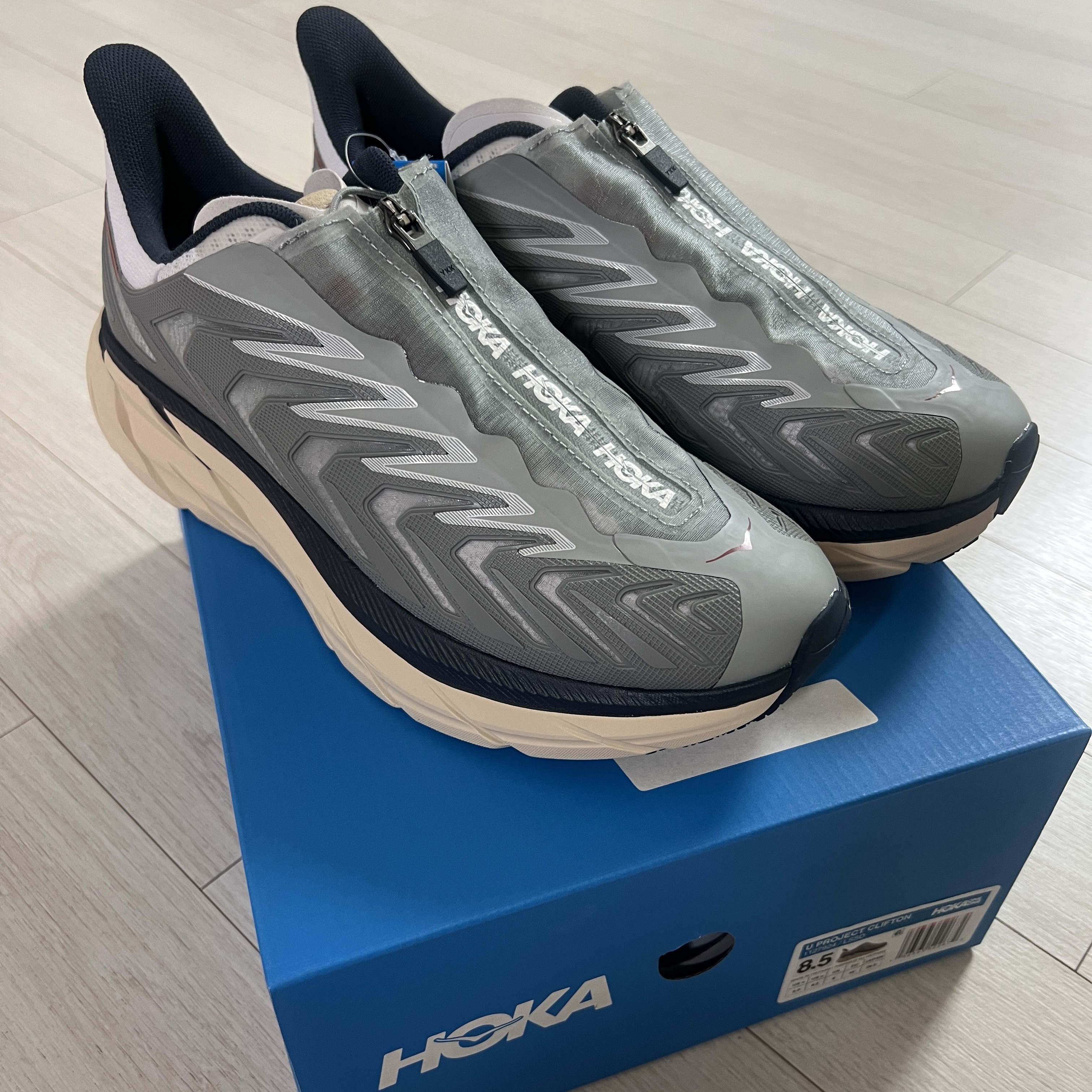Hoka Project Clifton Limestone Shifting Sand 착용 스타일 - 1