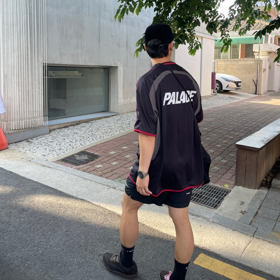 Supreme x Nike Track Jacket Black - 25SS, Jordan 1 x Travis Scott Retro Low OG SP Velvet Brown and Dark Mocha 착용 스타일 - 3