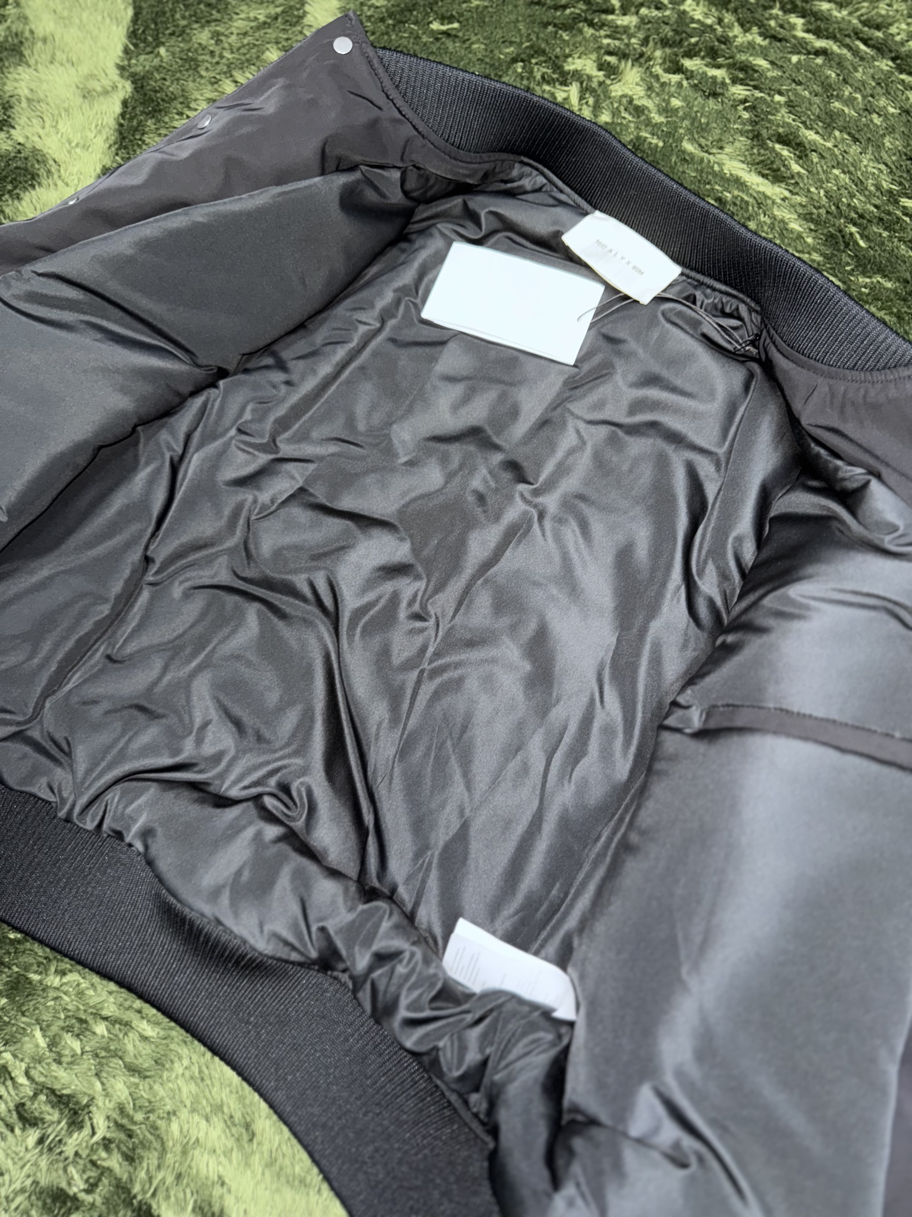 1017 Alyx 9SM Nylon Logo Varsity Jacket Black 착용 스타일 - 6