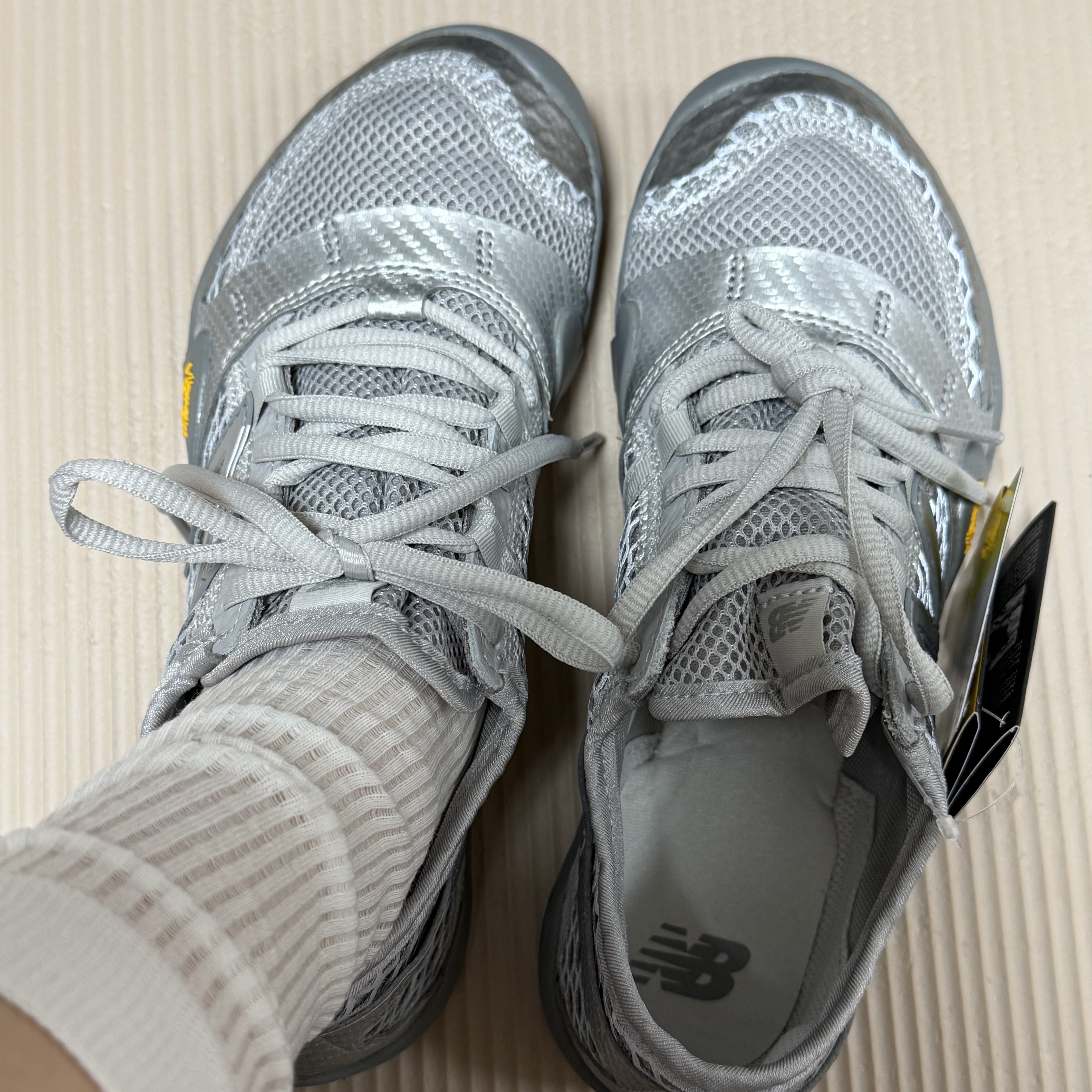 New Balance Minimus MT10O Slate Grey Silver Metallic 착용 스타일 - 2