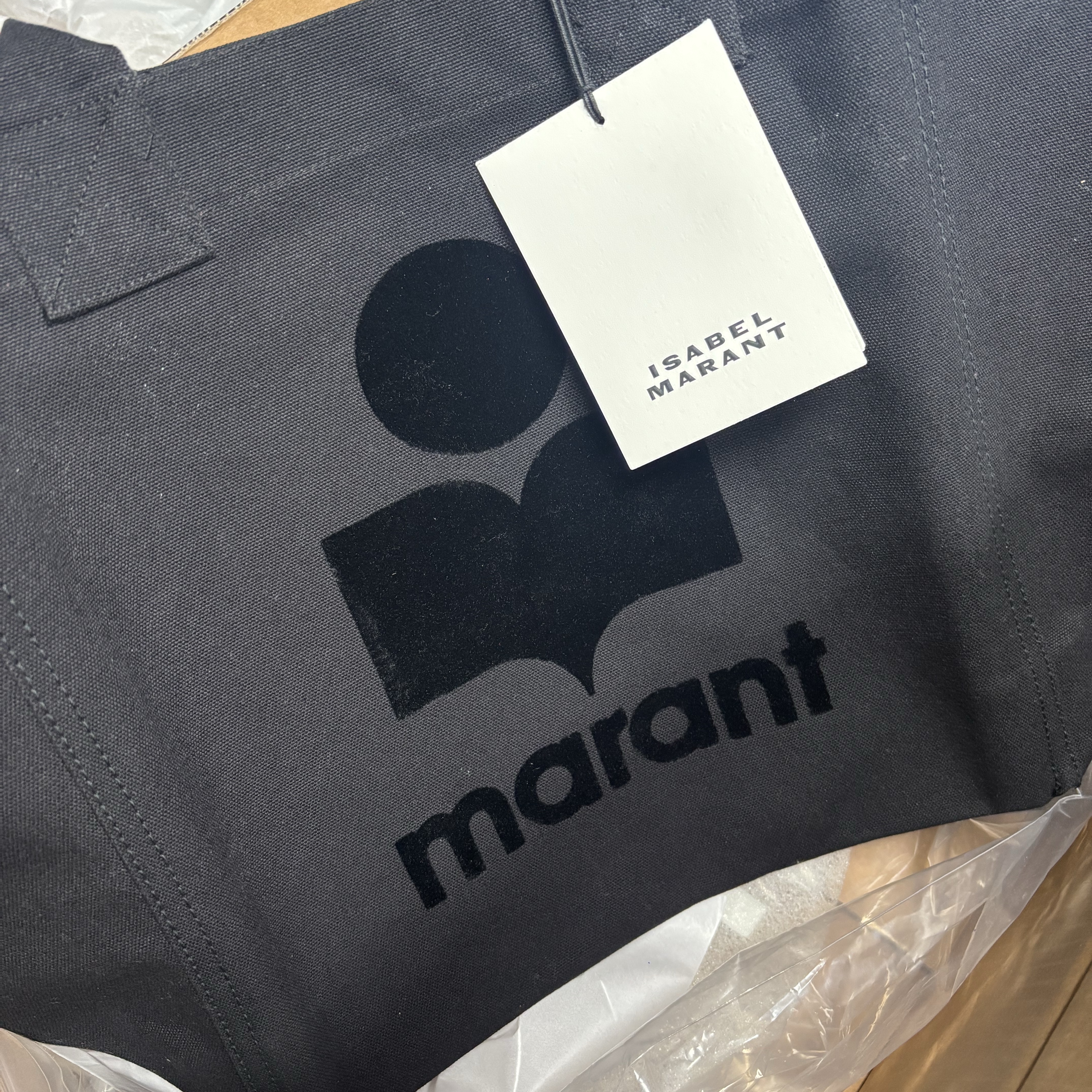 Isabel Marant Small Yenky Logo Tote Bag Black 착용 스타일 - 1