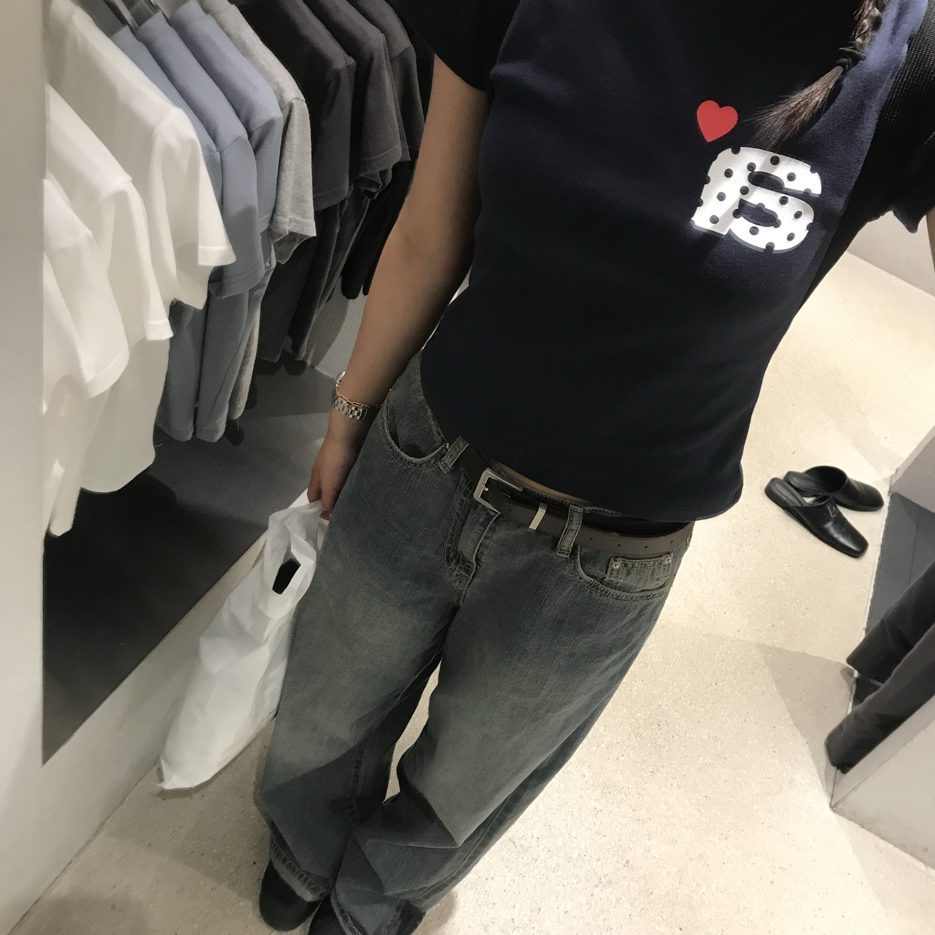 AEAE Dot Small Letter Tee Navy 착용 스타일