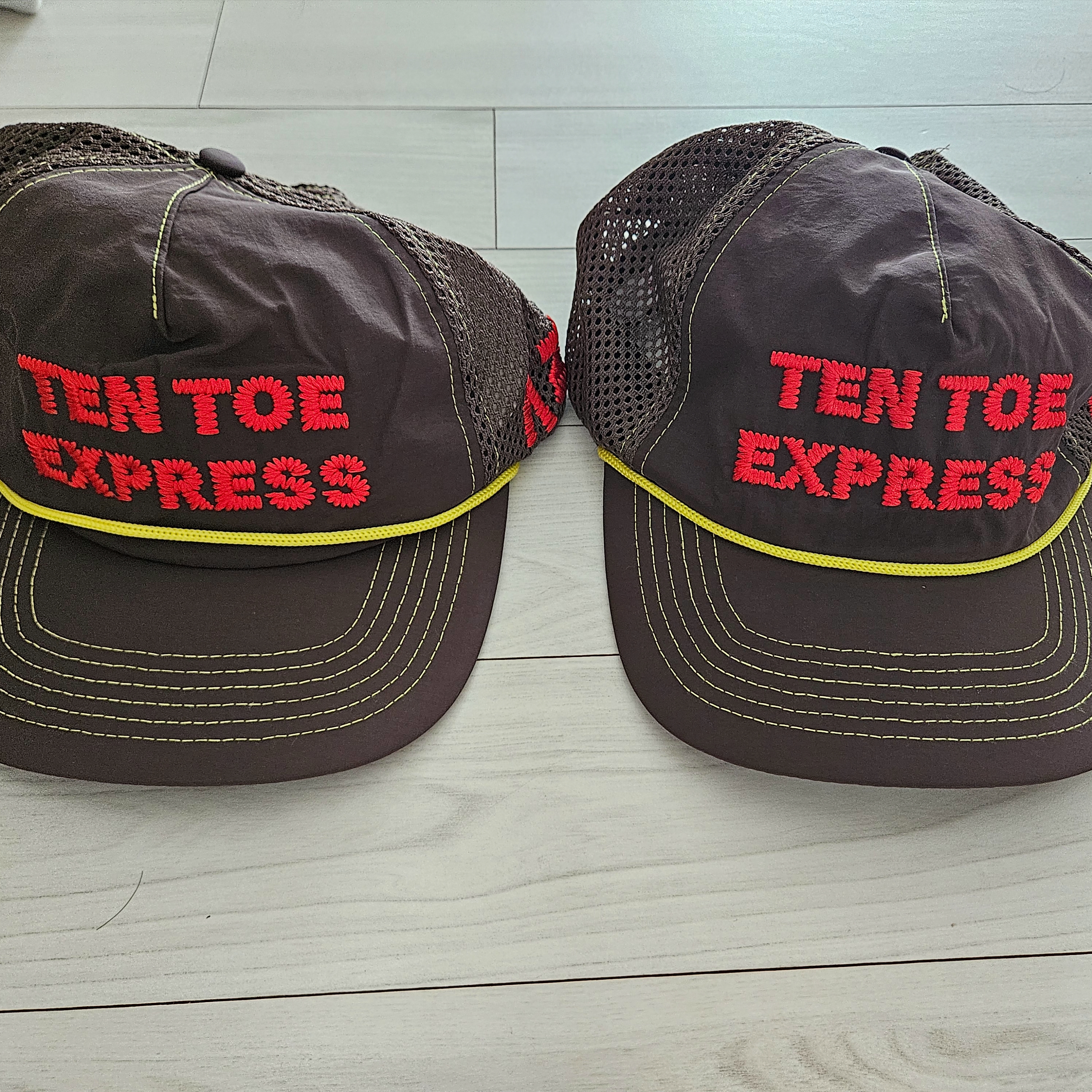 Alex Zono Ten Toe Express Trucker Hat Brown, (W) Chanel Boots Caoutchouc & Black 착용 스타일 - 1