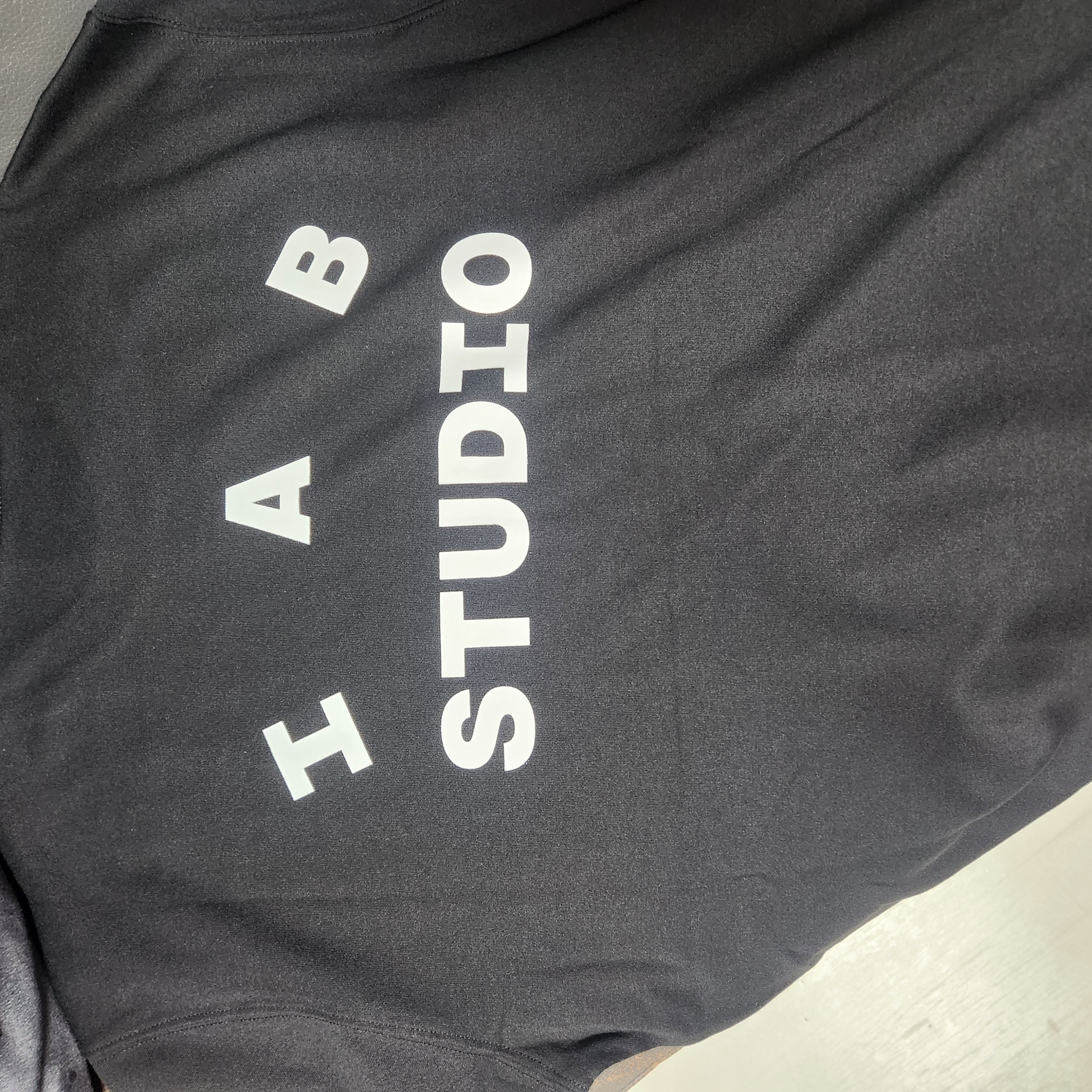 IAB Studio Basic T-Shirt Black White 착용 스타일 - 2