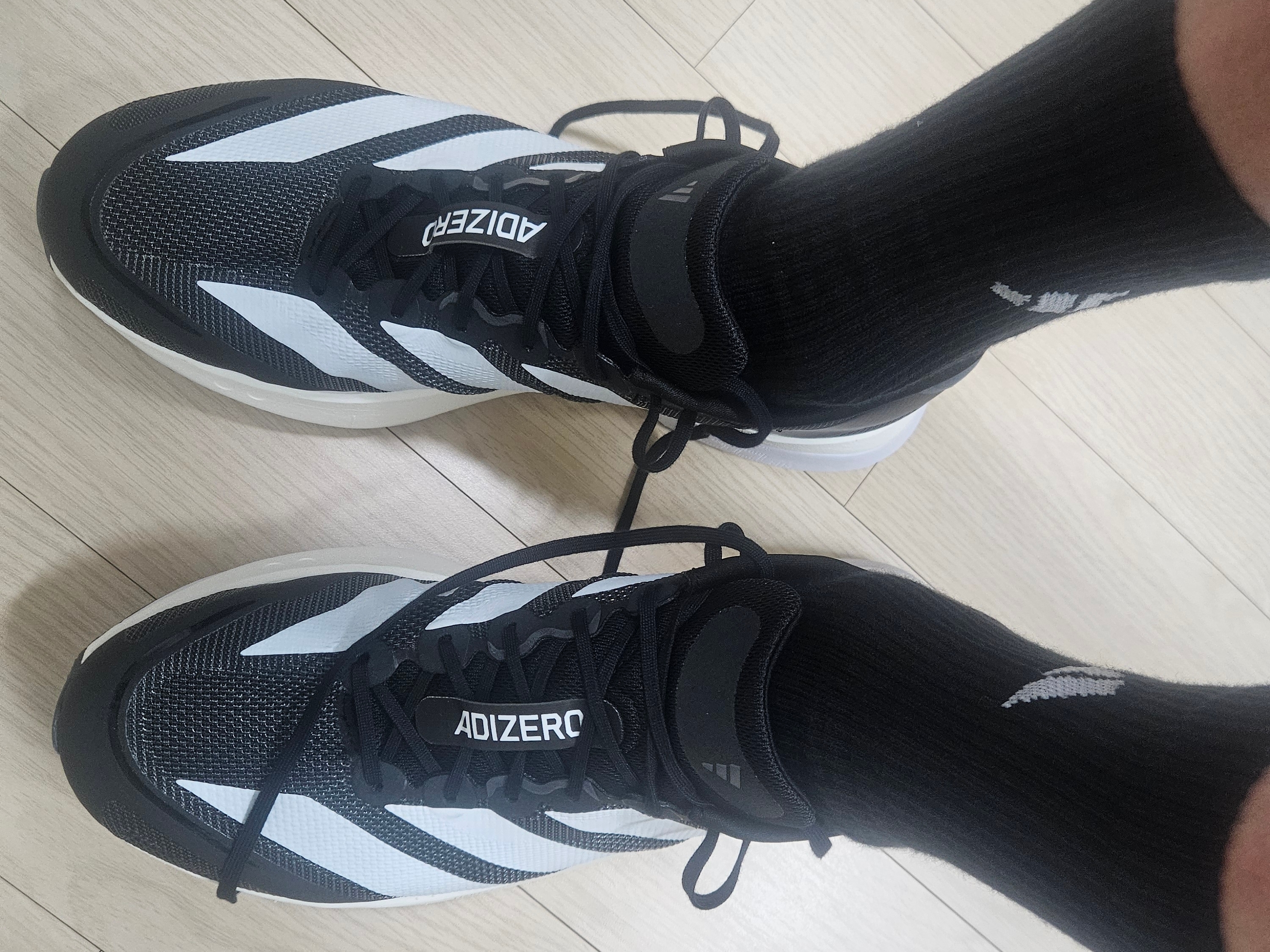 Adidas Adizero Boston 13 Core Black Cloud White 착용 스타일 - 2