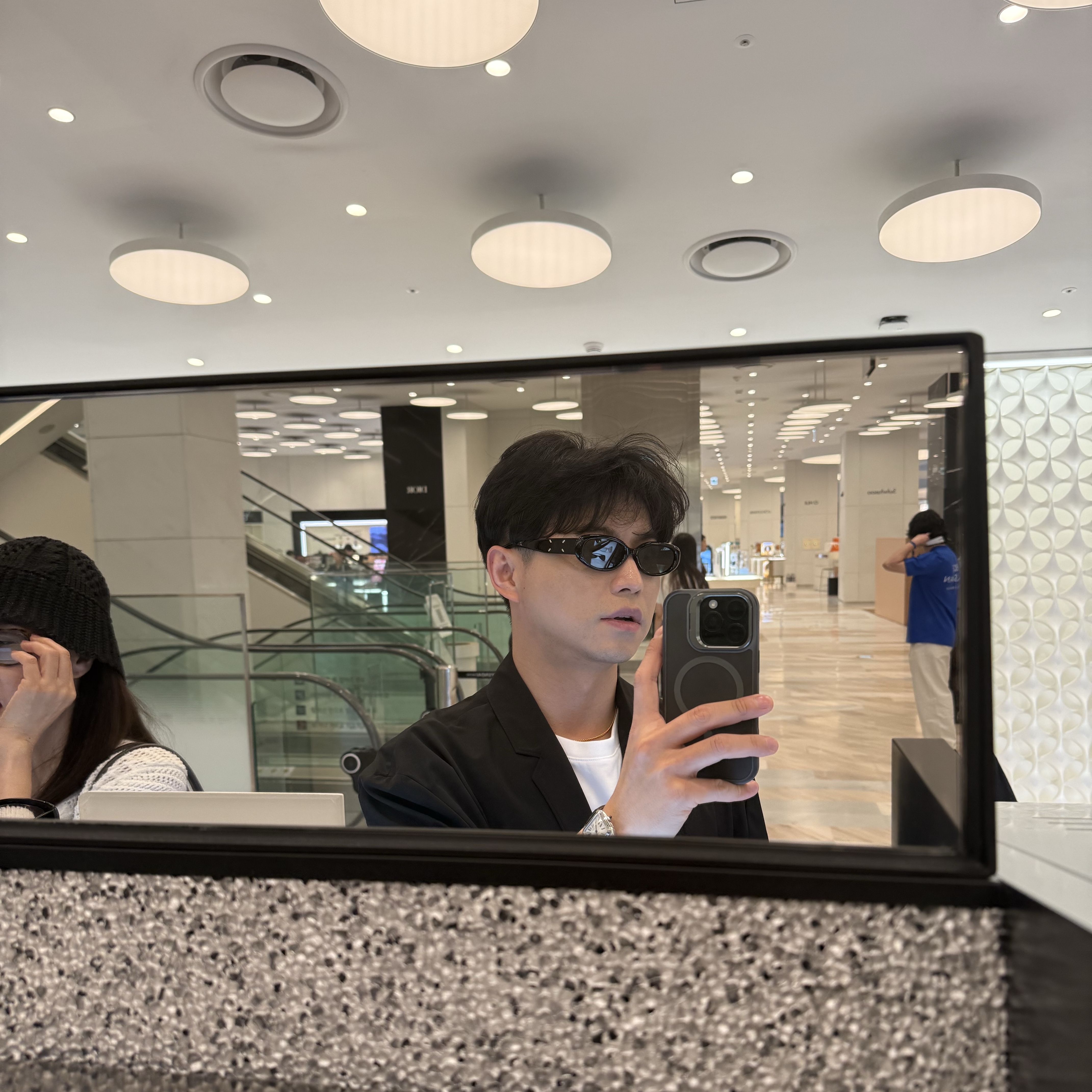 Gentle Monster x Maison Margiela MM206 Black Gray 착용 스타일 - 1