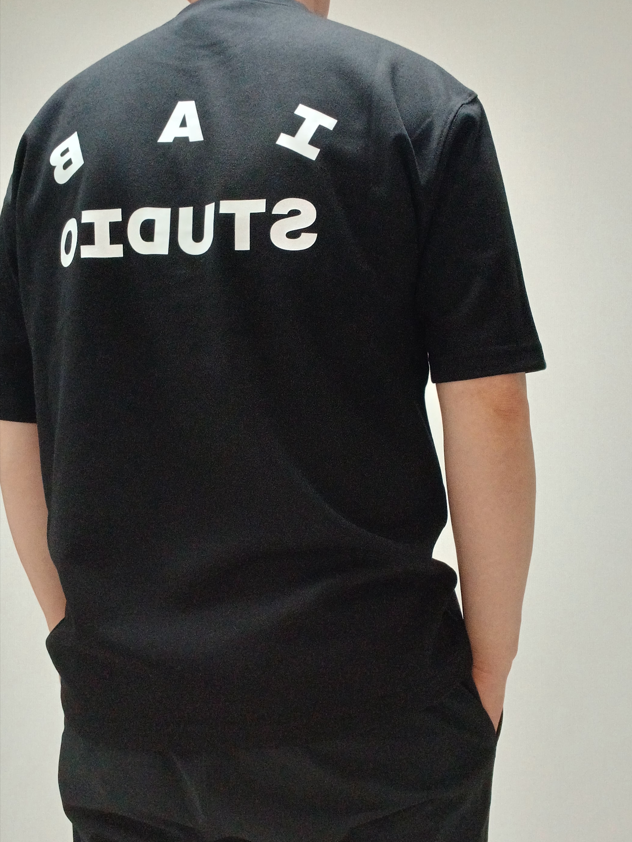 IAB Studio Basic T-Shirt Black White 착용 스타일 - 8
