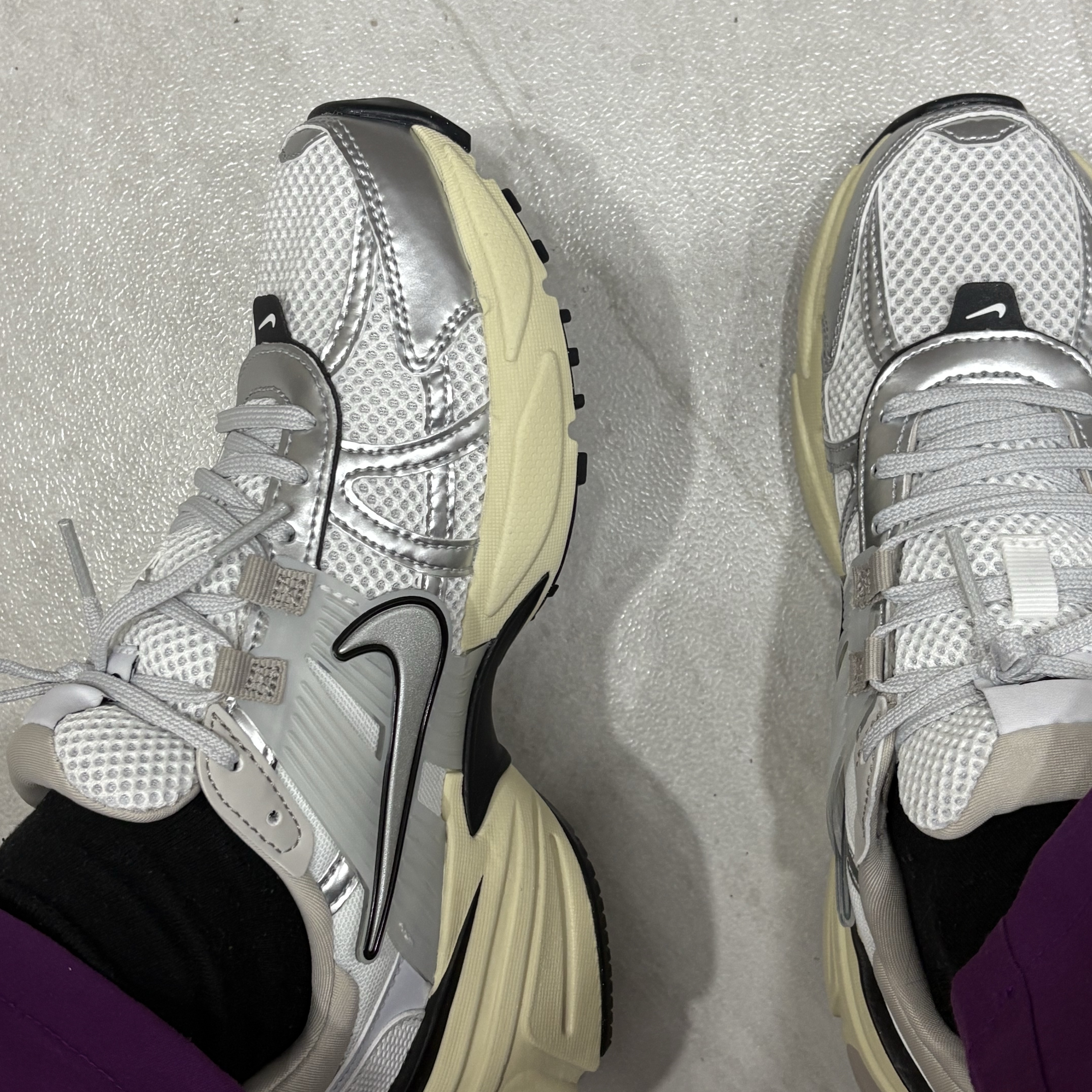 Nike V2K Run Summit White Metallic Silver 착용 스타일