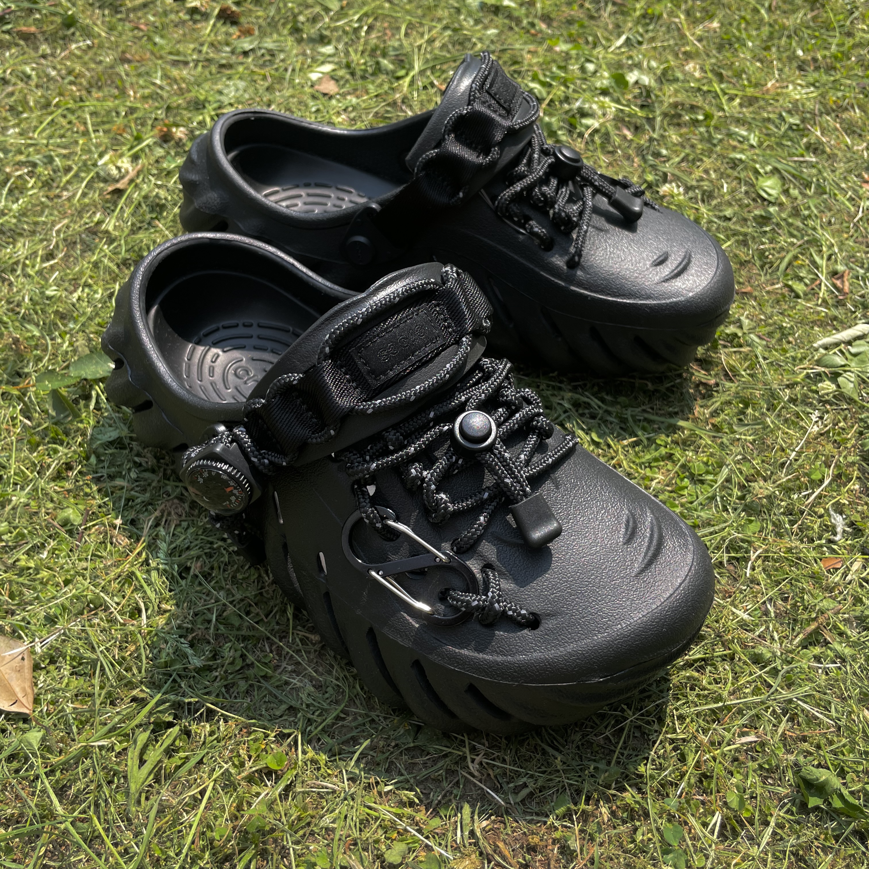 Crocs Echo Clog Black, Crocs Echo Clog Bone Black 착용 스타일 - 1