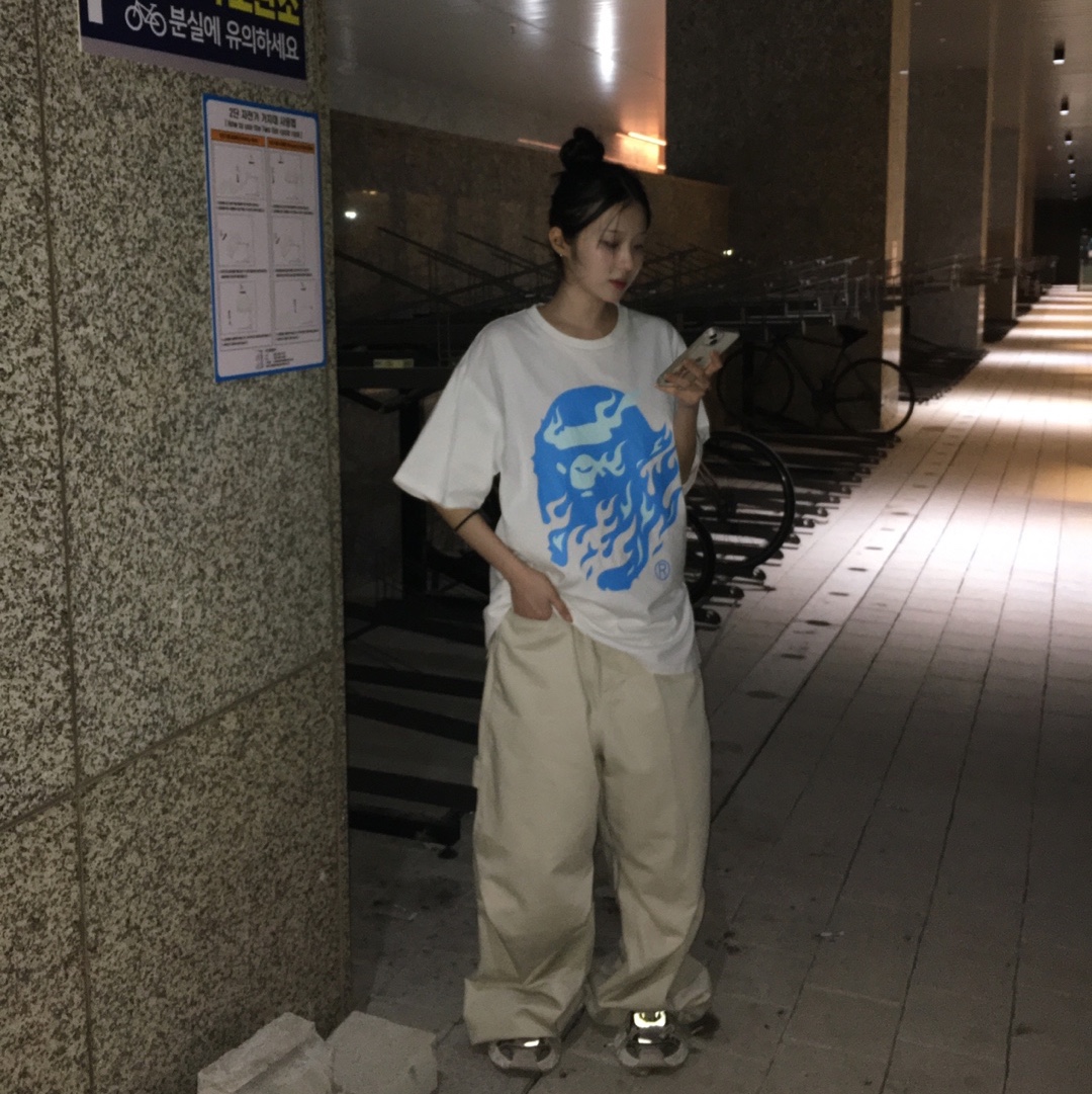 BAPE Flame Ape Head T-Shirt White Blue, Balenciaga 3XL Sneakers Beige 착용 스타일 - 4