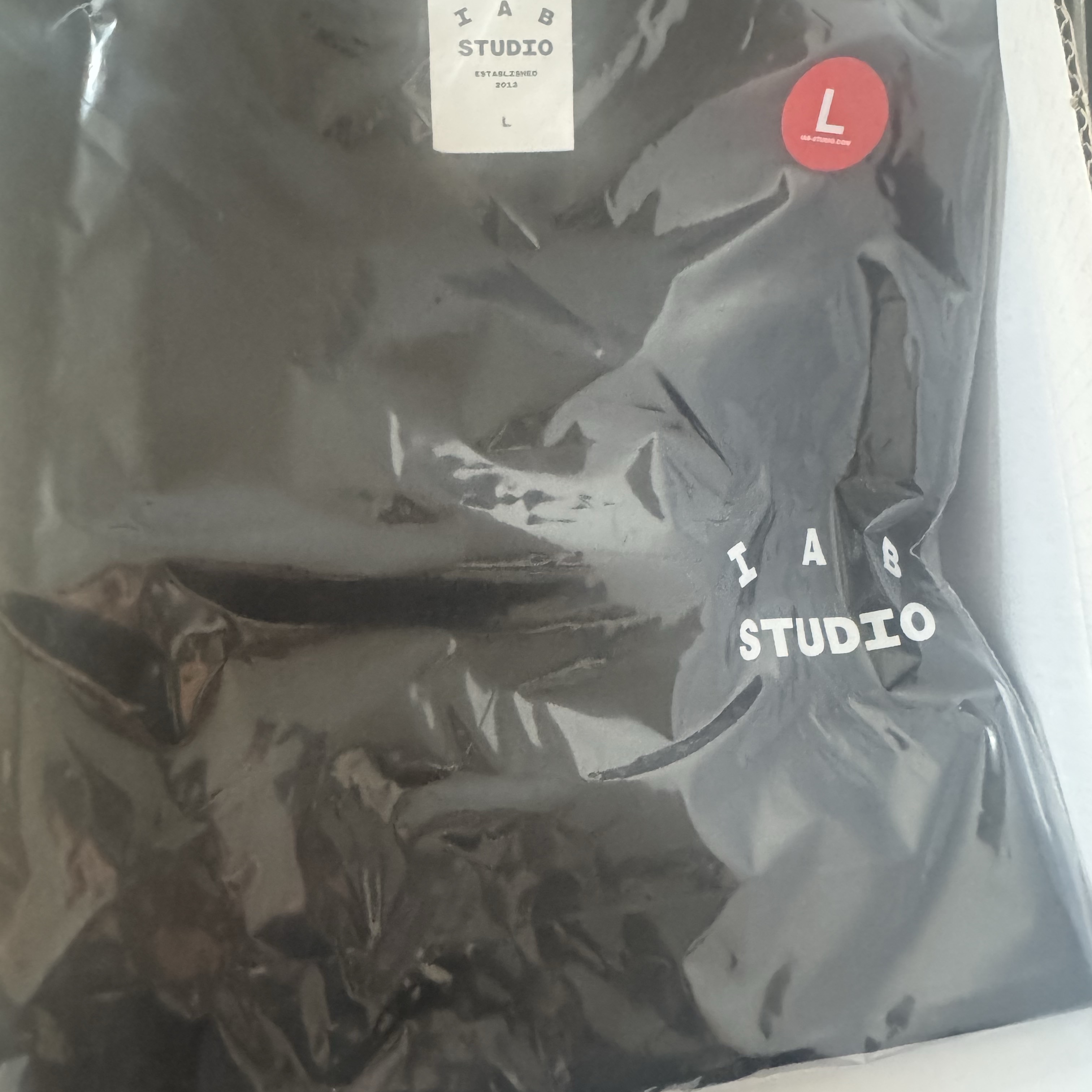 IAB Studio Basic T-Shirt Black White 착용 스타일
