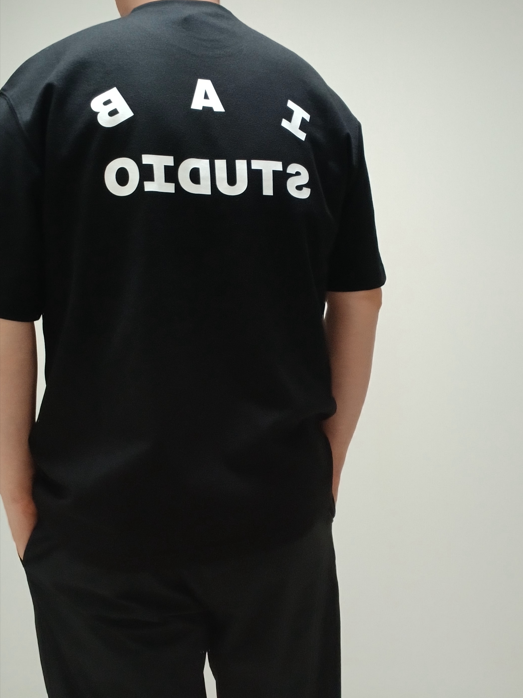 IAB Studio Basic T-Shirt Black White 착용 스타일 - 7