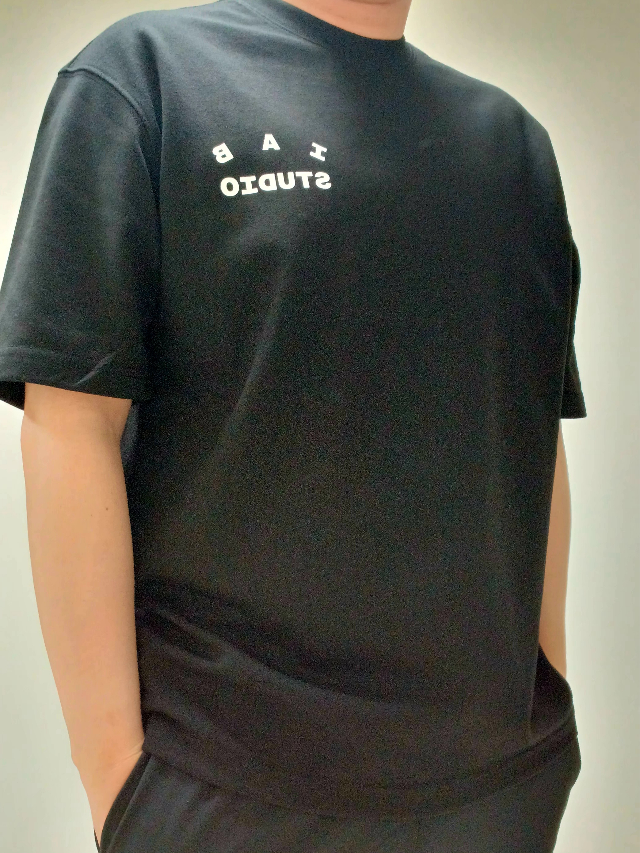 IAB Studio Basic T-Shirt Black White 착용 스타일 - 1