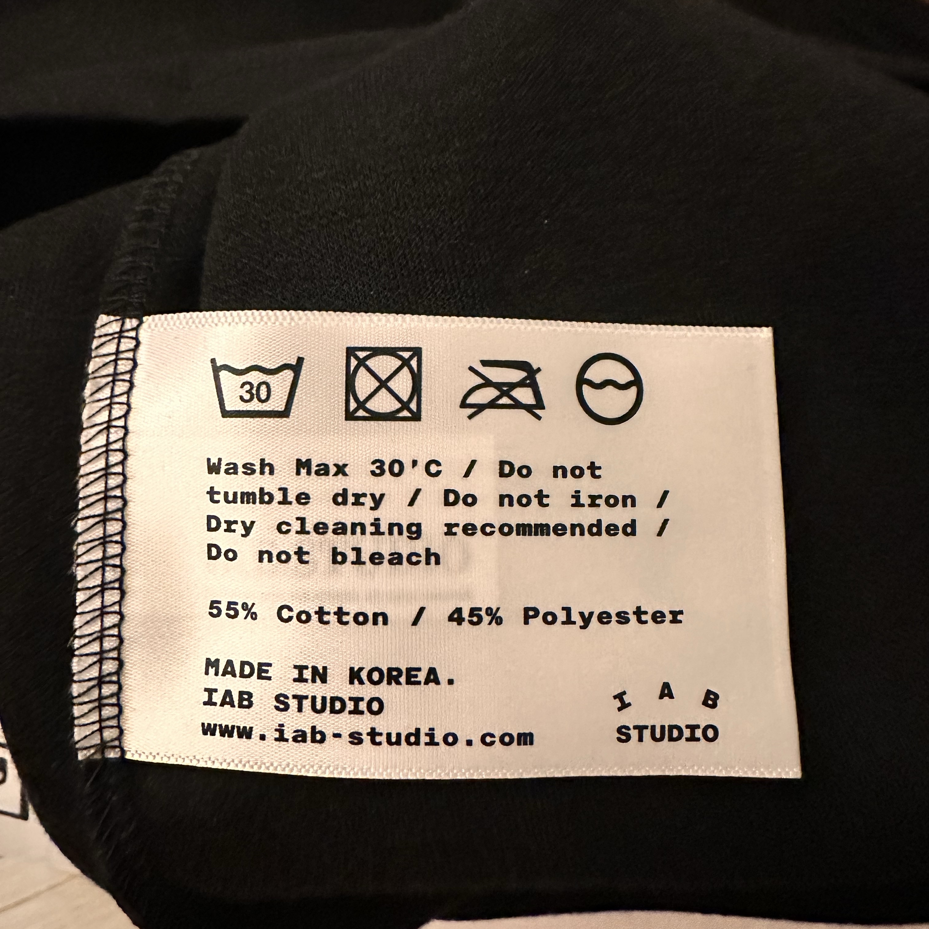 IAB Studio Basic T-Shirt Black White 착용 스타일 - 2