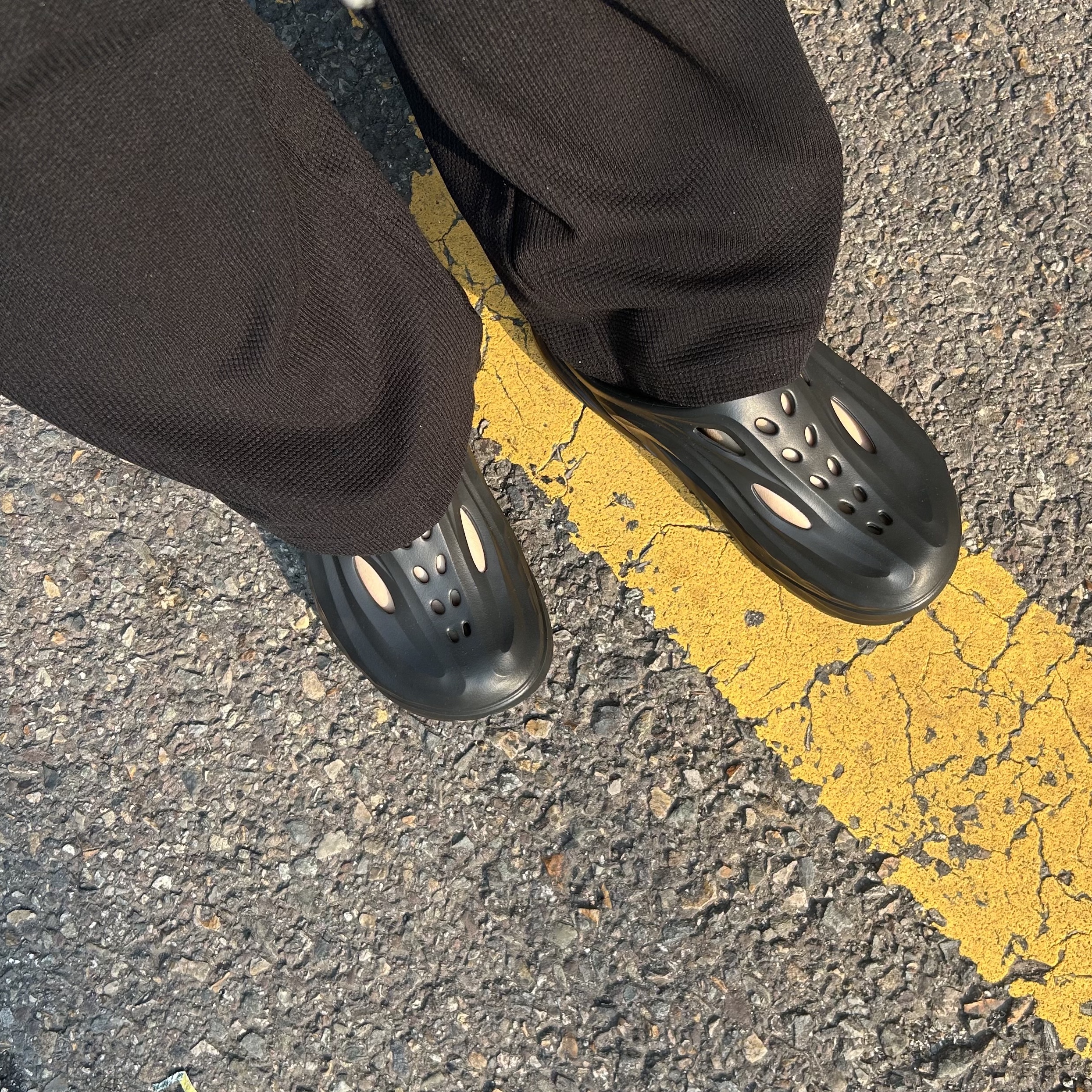 Hoka Ora Recovery Mule Black 착용 스타일
