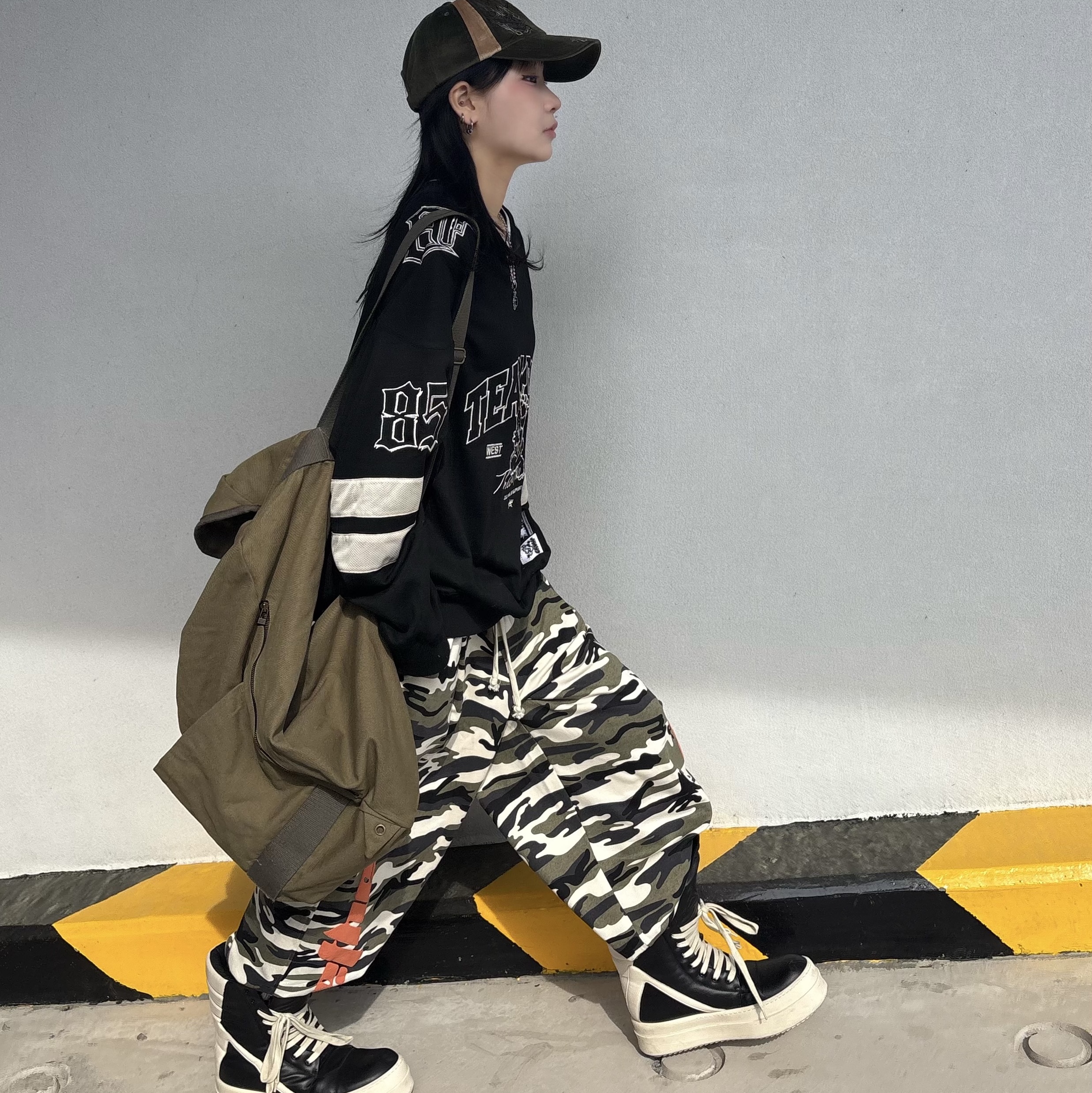 NETHERWORLD Oversized Sweat Jogger Camo, Rick Owens Hollywood Mega Bumper Geobasket in Full Grain Calf Leather Black Milk 착용 스타일 - 3