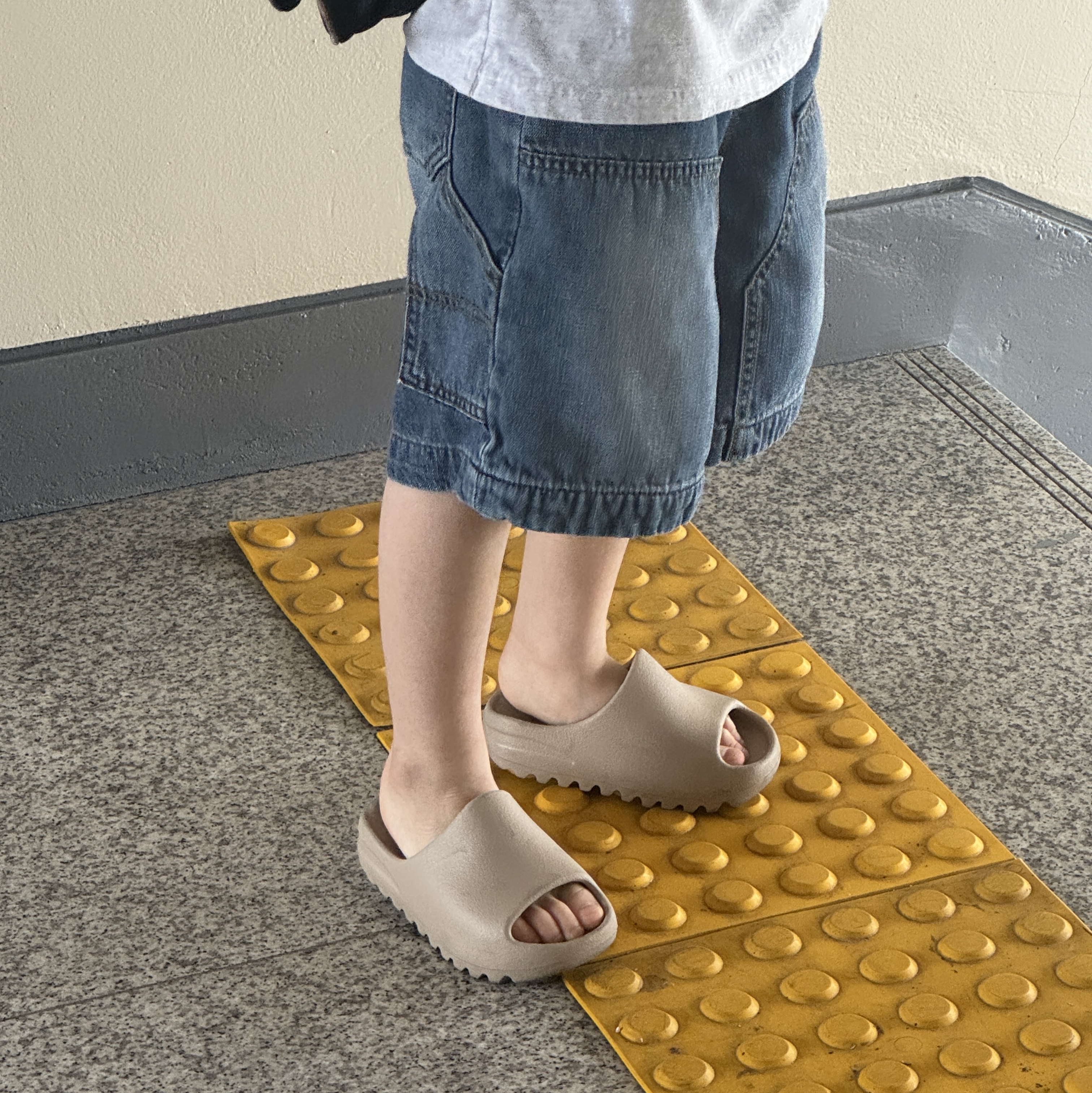 (Kids) Adidas Yeezy Slide Pure - Re-Release Ver. 착용 스타일