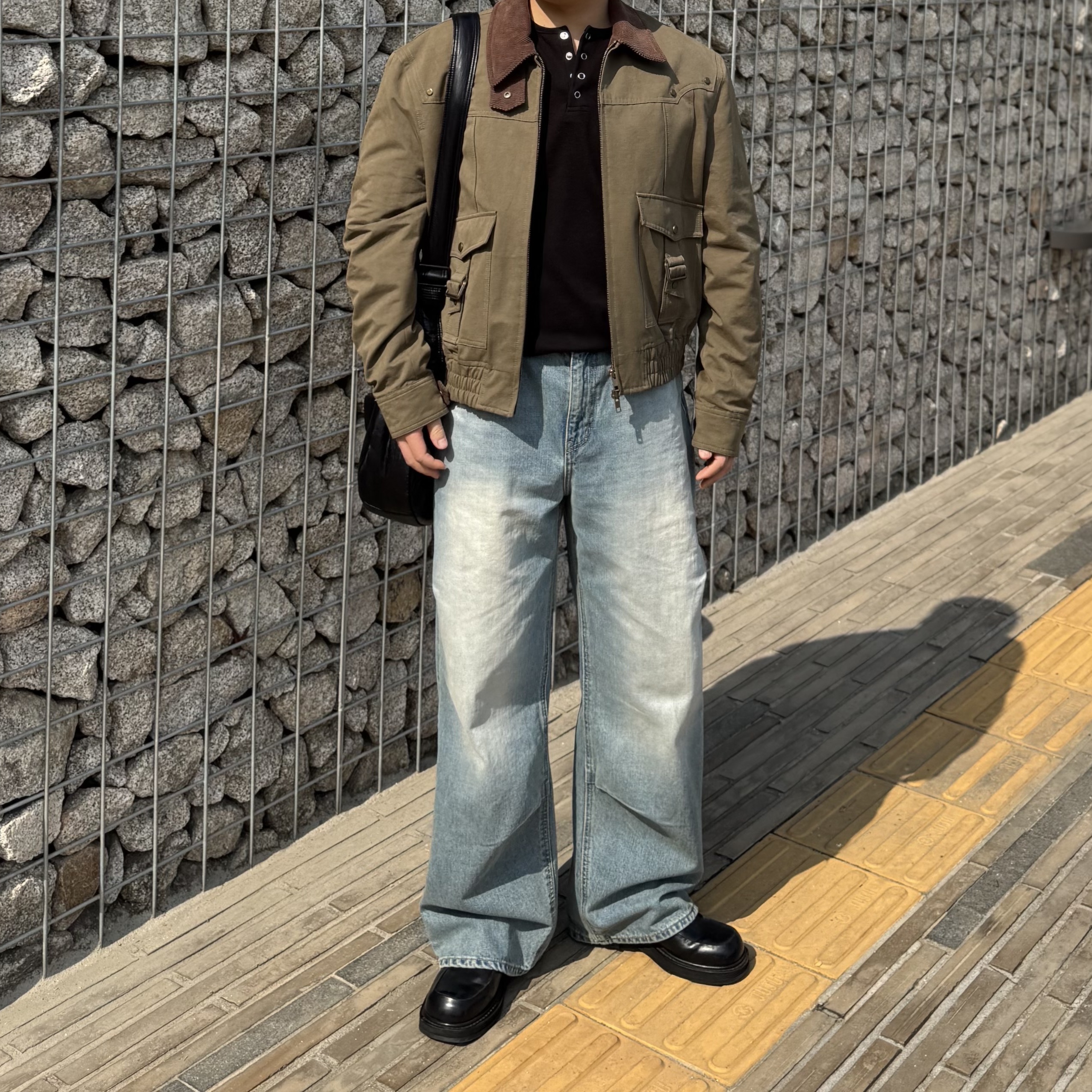 LEARVE Cove Hook Henley Neck T-Shirt Black, noun Straight Denim Pants Mid Blue 착용 스타일 - 1