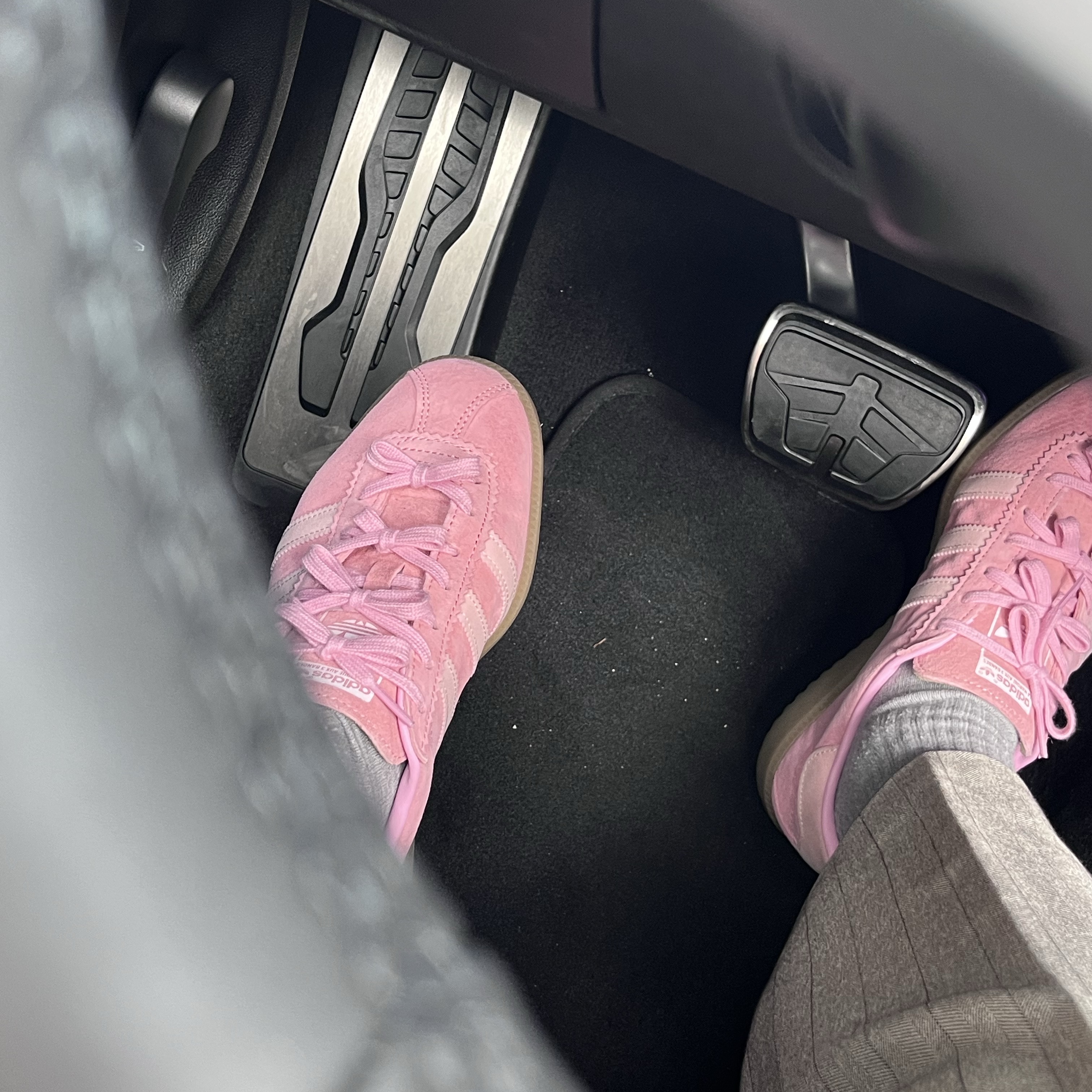 Adidas Bermuda Glow Pink 착용 스타일