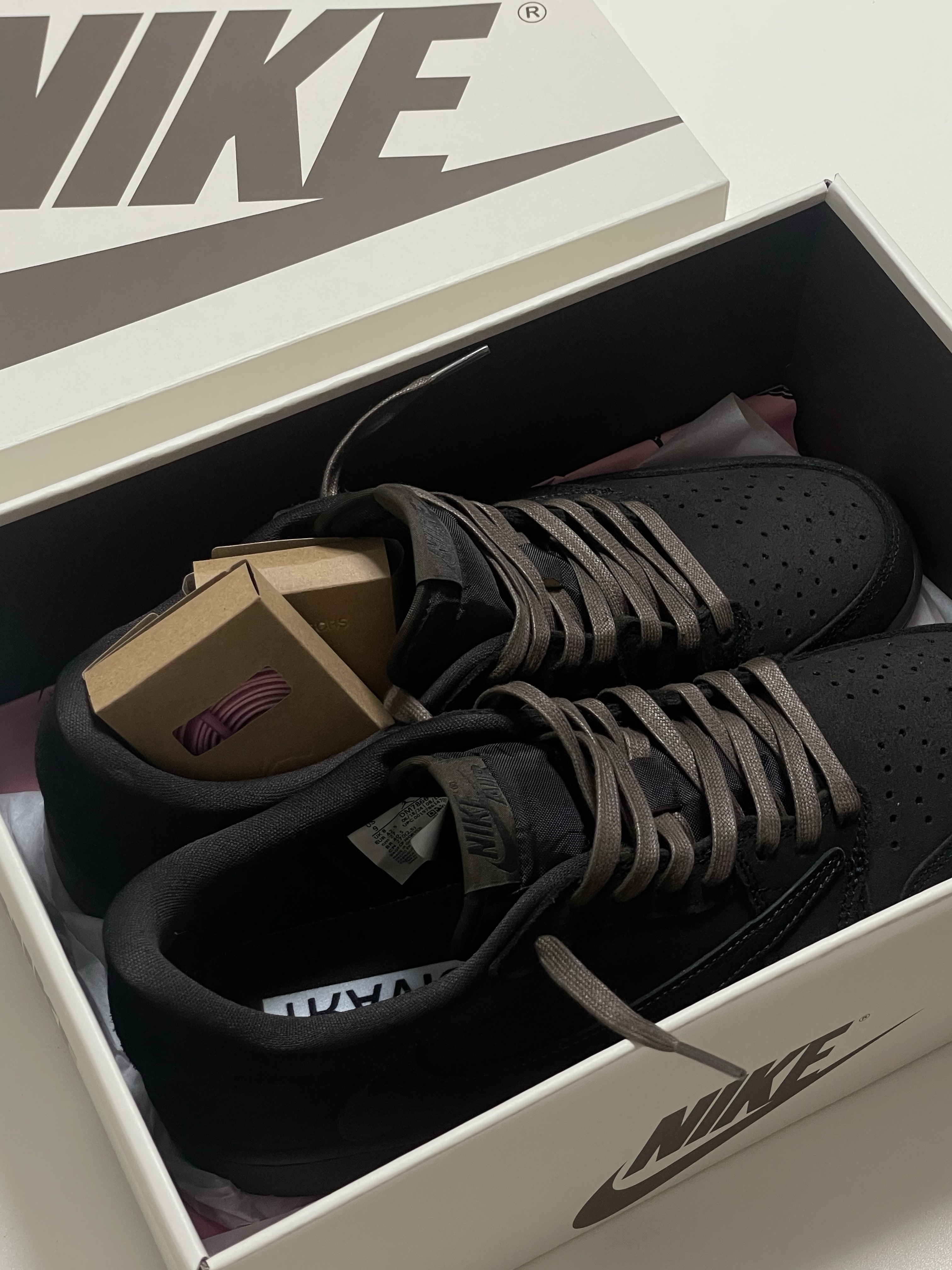 Jordan 1 x Travis Scott Retro Low OG SP Velvet Brown and Dark Mocha 착용 스타일