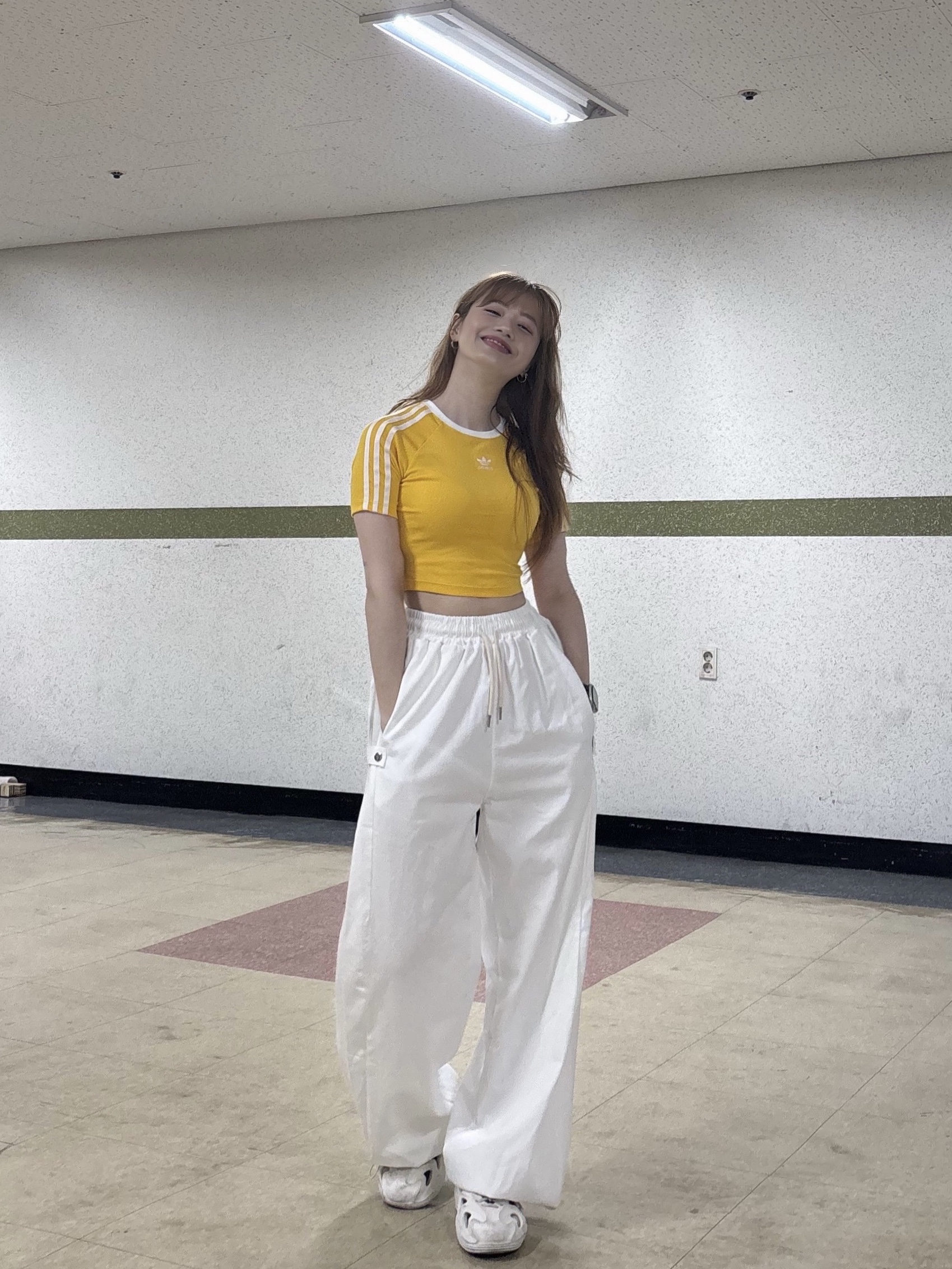 Adidas Adifom Q Off White, (W) Adidas 3S Baby T-Shirt White - KR Sizing 착용 스타일 - 1