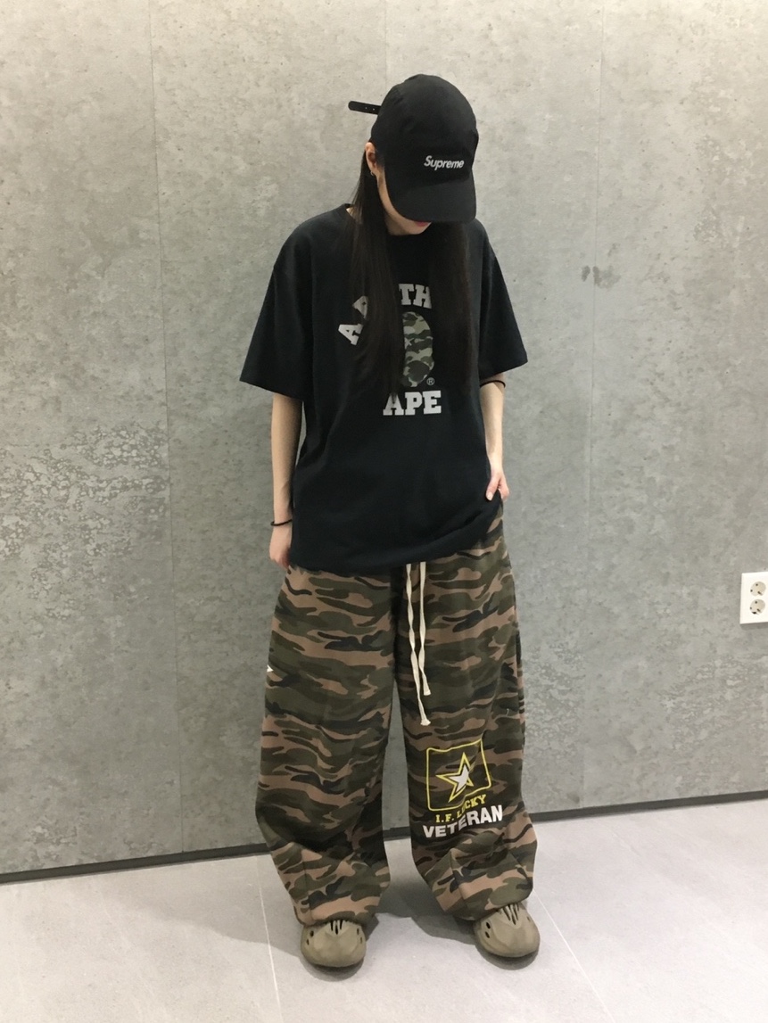 Adidas Yeezy Foam RNNR Stone Sage, Supreme Washed Chino Twill Camp Cap Black 착용 스타일 - 2