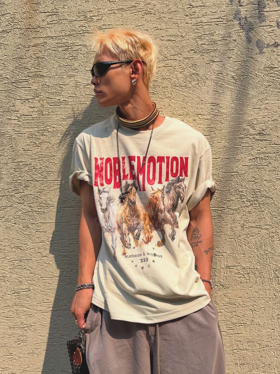 PHOS333 Hazzard 004 Noble Motion T-Shirt Brown Grey, PHOS333 Hazzard 004 Noble Motion T-Shirt Ivory 착용 스타일 - 1