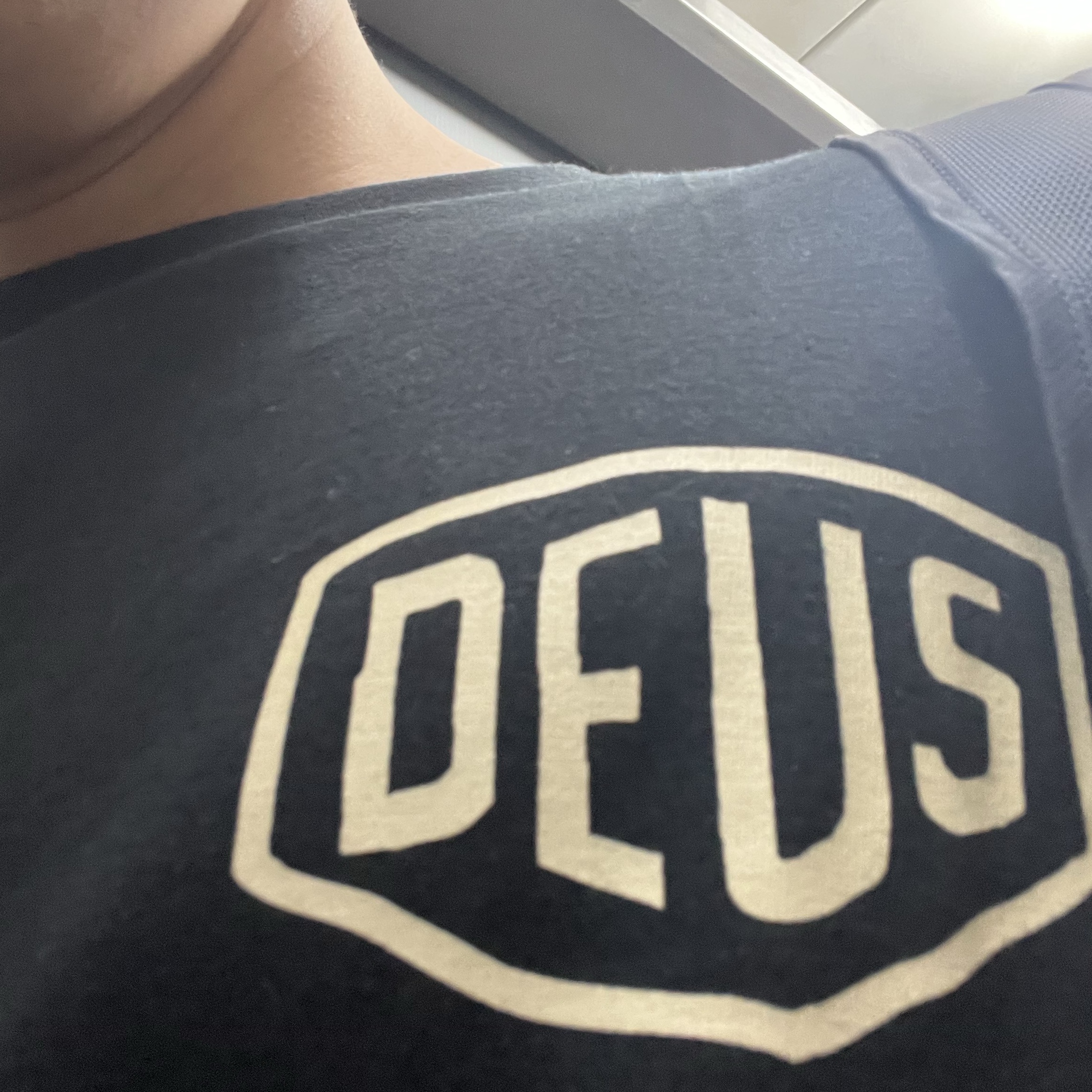 Deus Ex Machina Dyed Seoul College Address T-Shirt Charcoal 착용 스타일