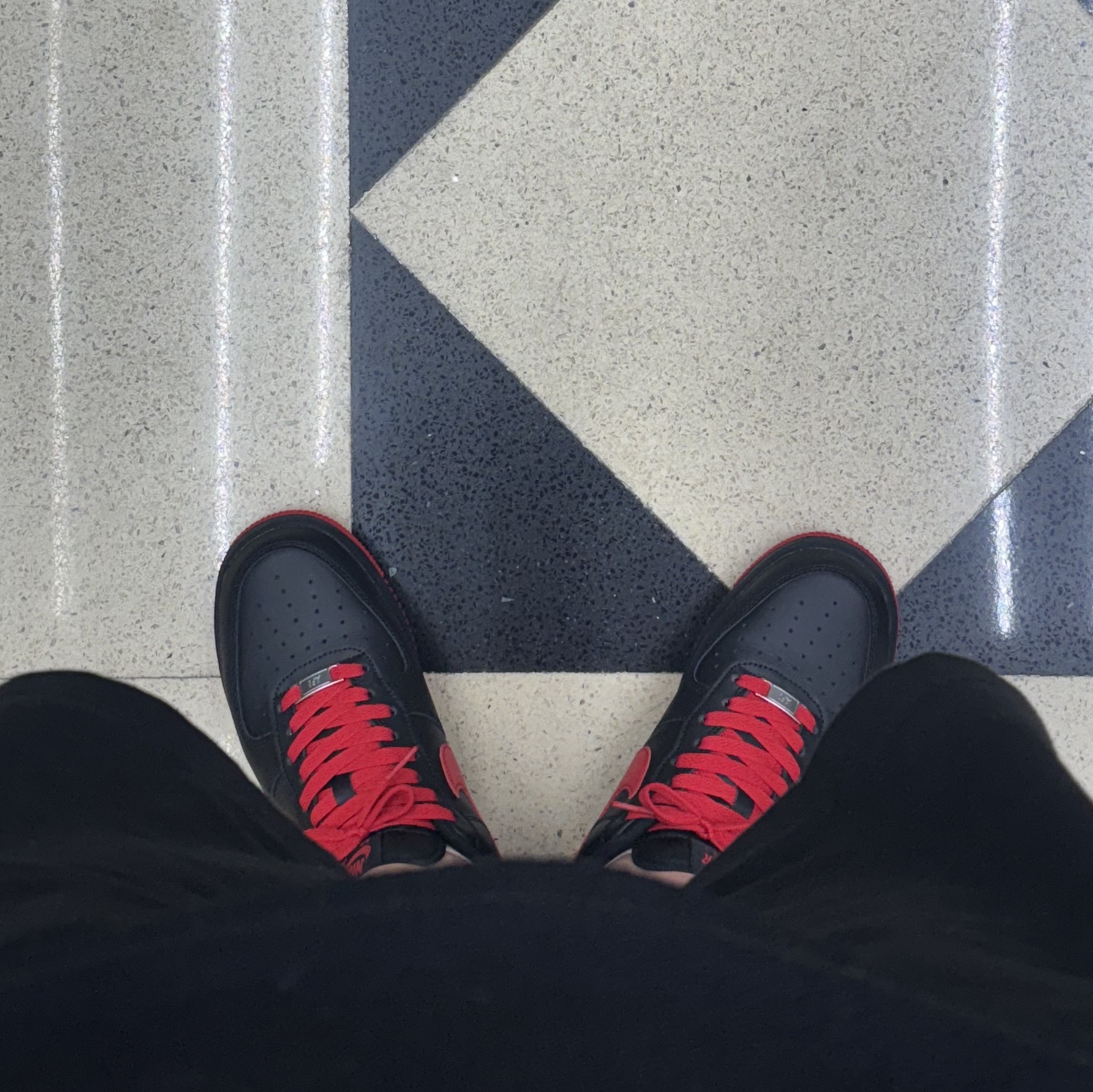 Nike Air Force 1 '07 Black University Red 착용 스타일