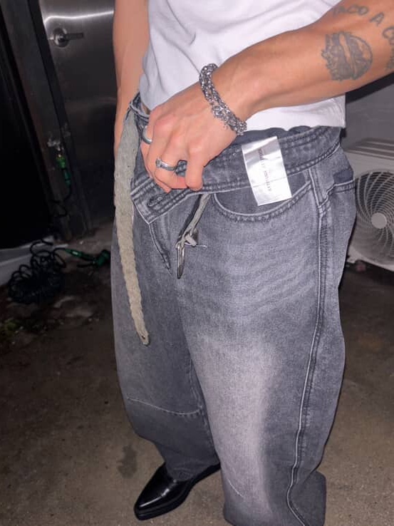 AA Curved Line Washing Wide Denim Pants Black 착용 스타일