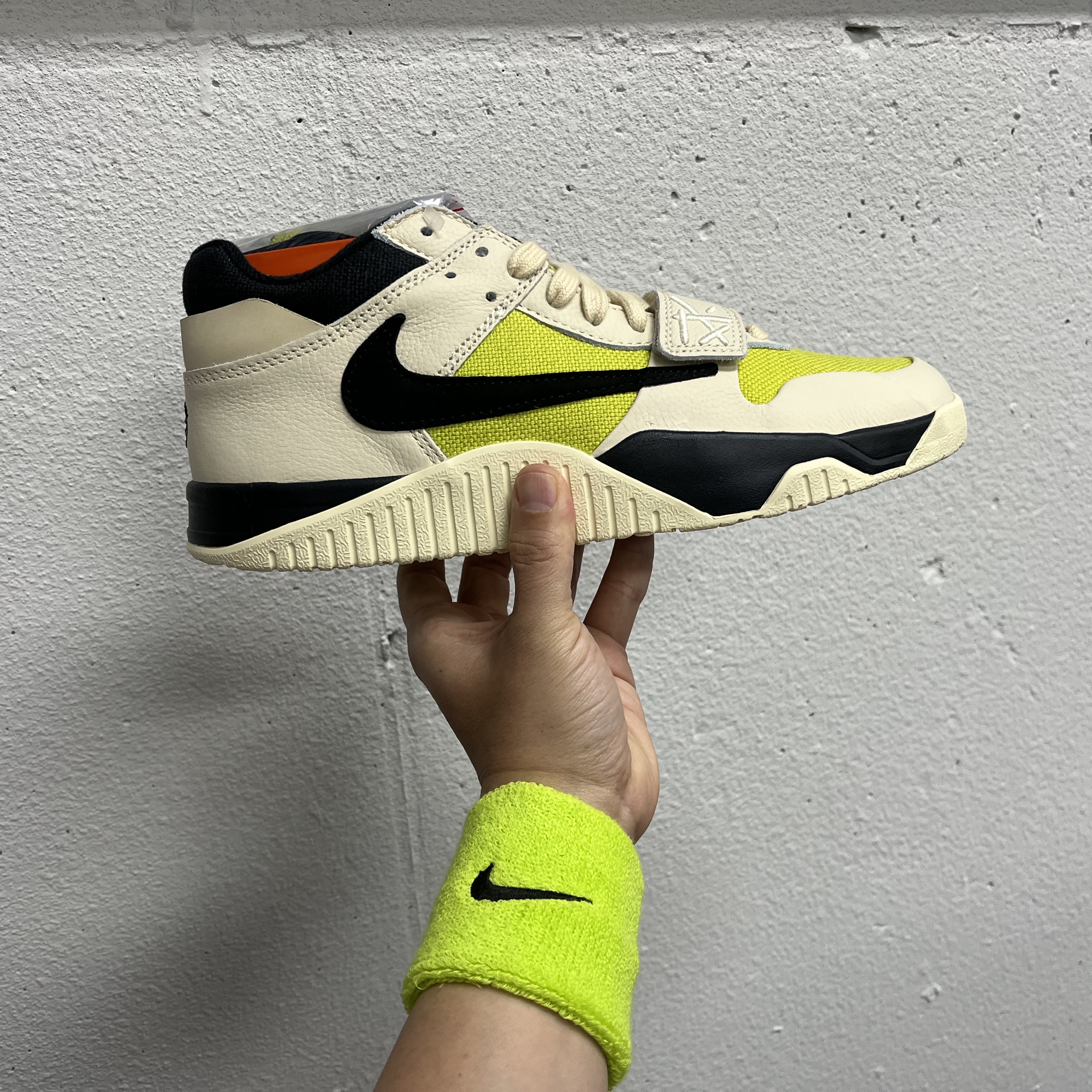 Jordan x Travis Scott Jumpman Jack TR Bright Cactus 착용 스타일